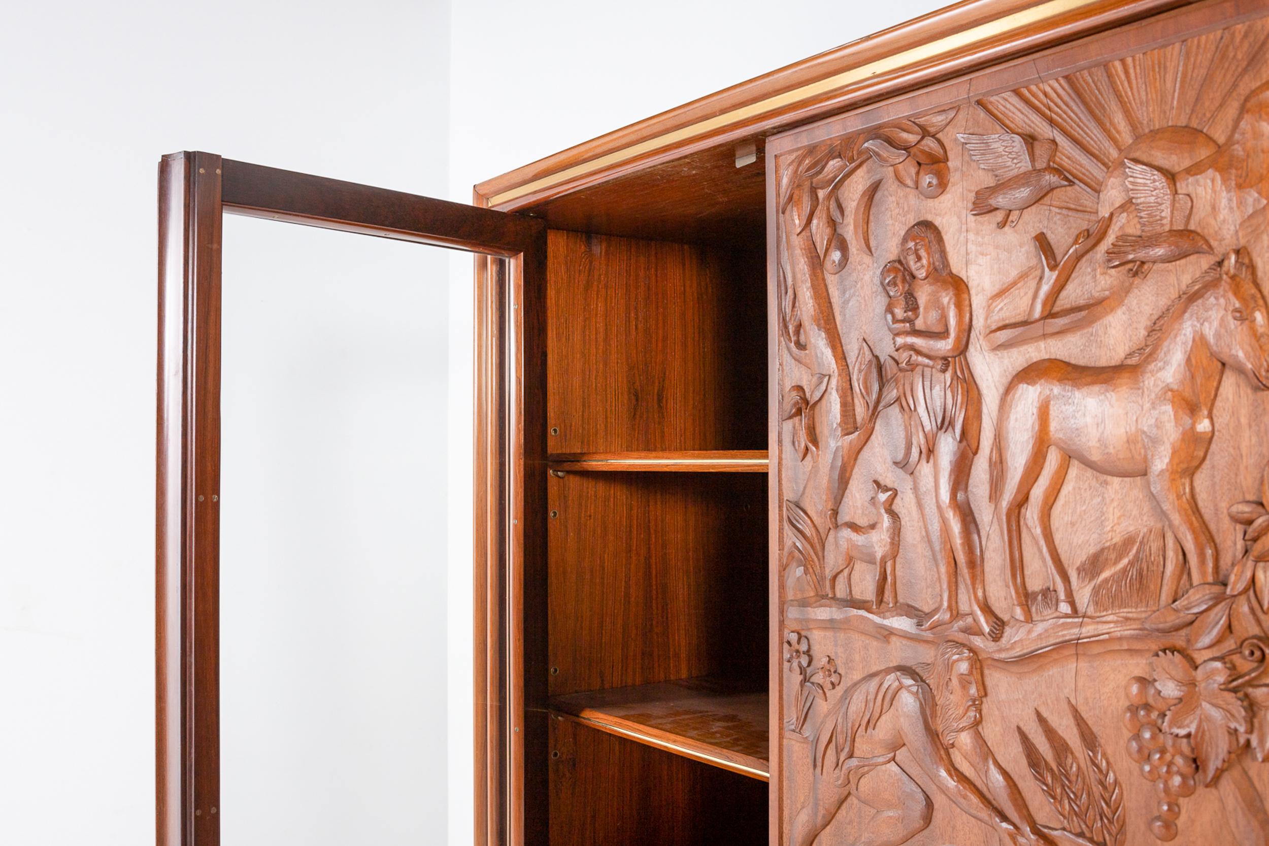 Unique Carved Walnut and Rosewood Display Cabinet In Good Condition For Sale In Dronten, NL