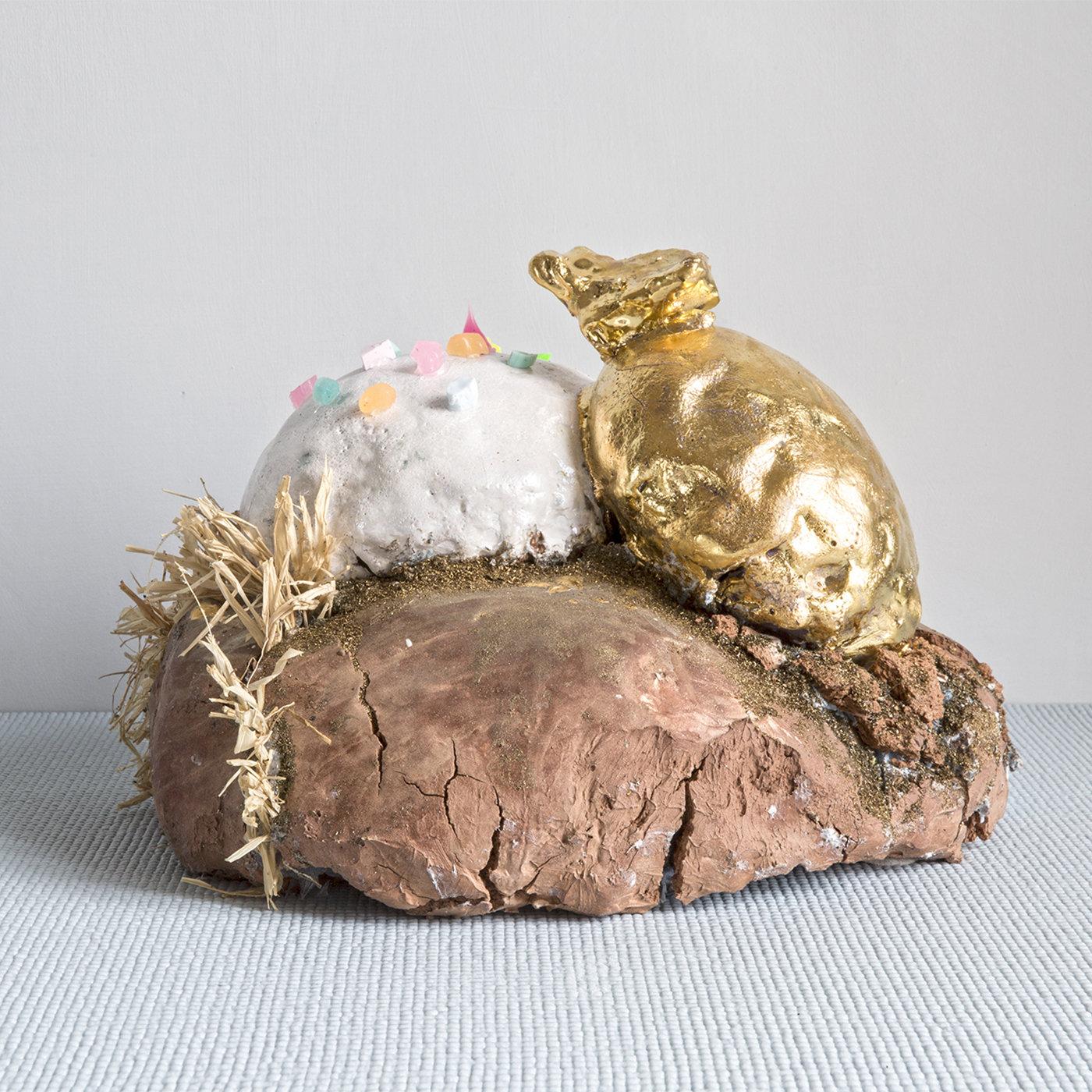 This range of original and artistic pieces is made in total freedom and experimentation, with the addition of silicone, crystals, porcelain animals and some small remnants from production. An unusual centerpiece creates a bond between people, making