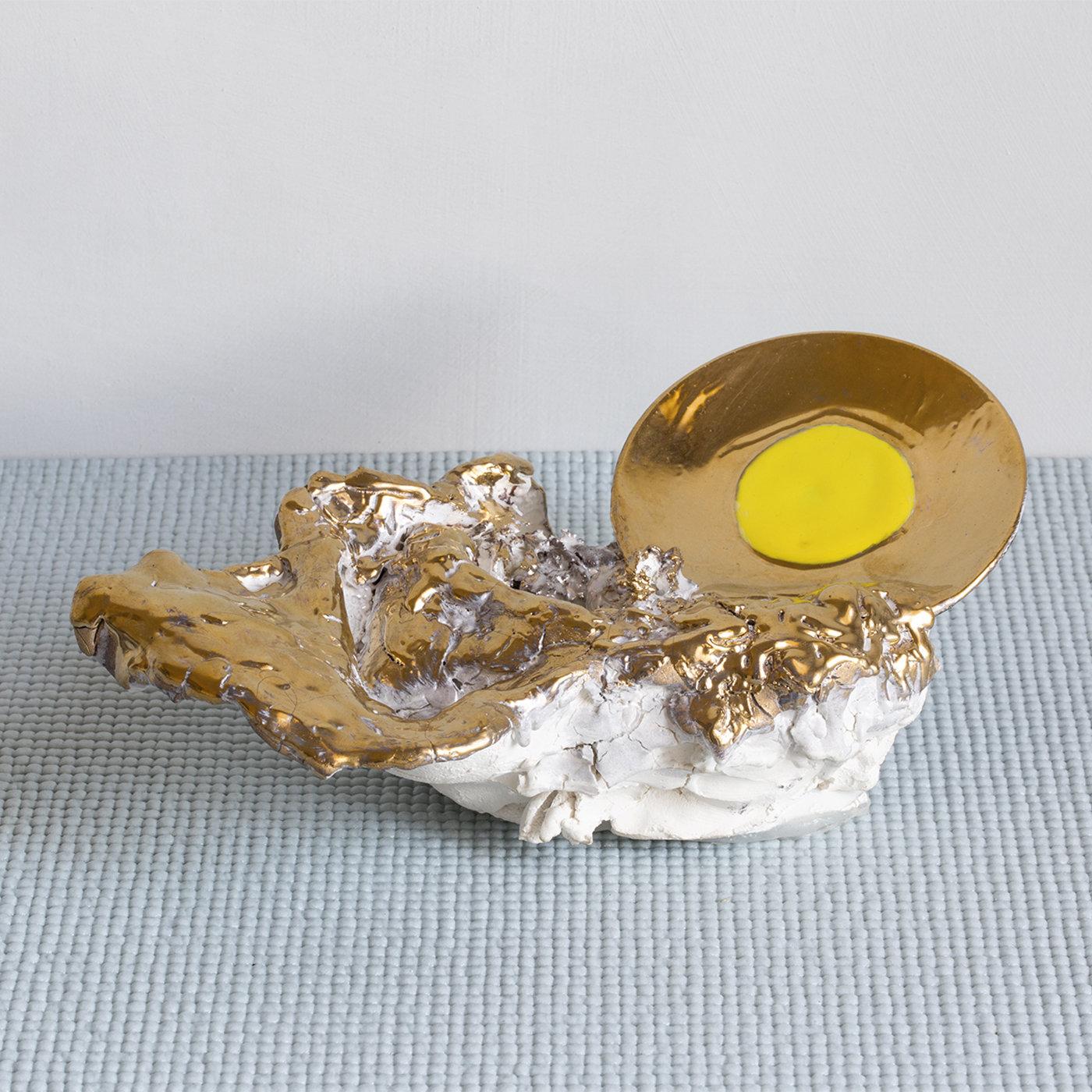 This splendid centerpiece will be the focal point of any table setting. Forming a world to explore with a rock style surface in magnificent gold and a touch of yellow, it is part of an intriguing world of artistry. These pieces are made in total