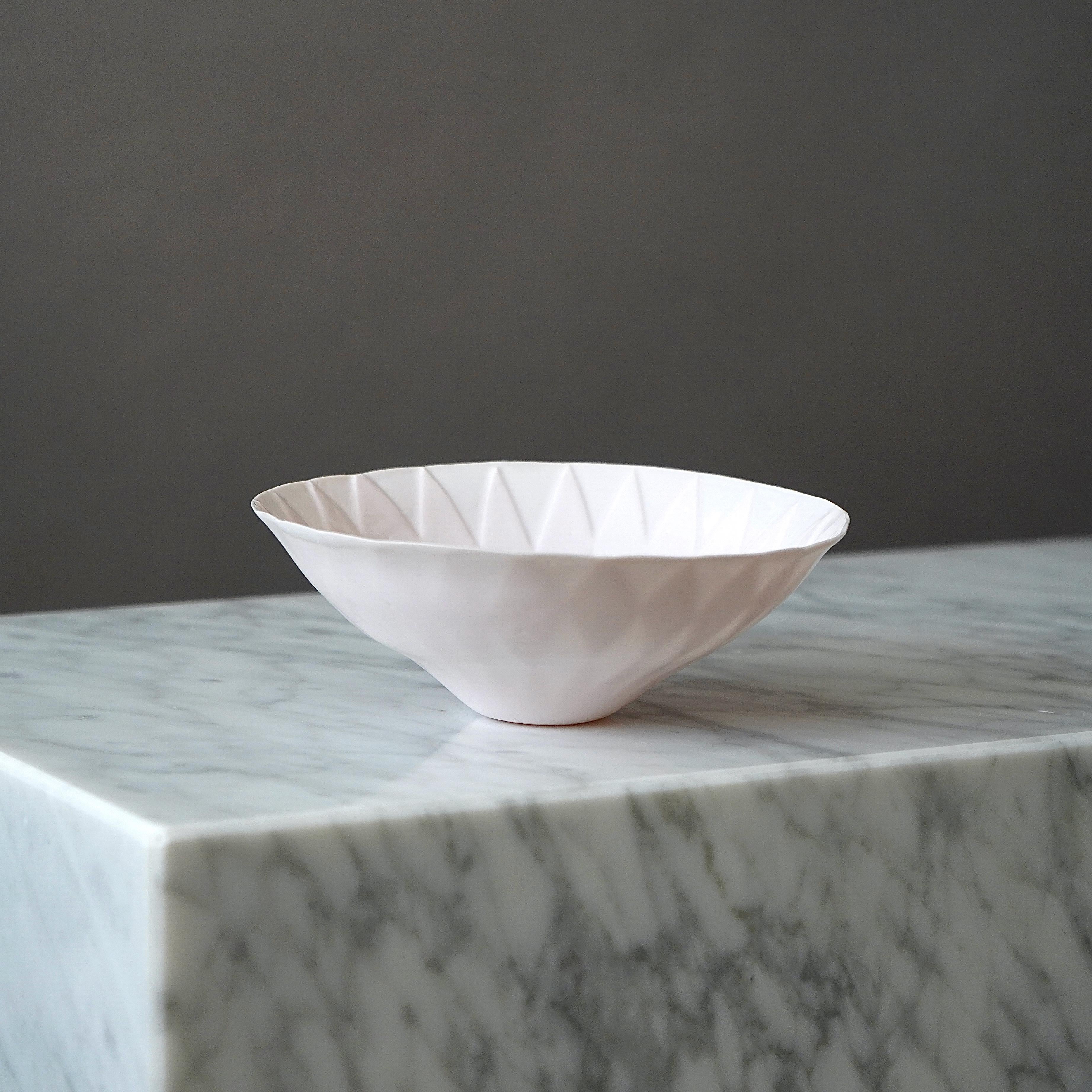 A unique and beautiful hand made porcelain bowl with amazing geometrical pattern.
Made by Aune Siimes at Arabia, Finland, 1950s.

Excellent condition. 
Incised signature 'AS' and 'ARABIA'.

Aune Siimes is one of the pioneers of our Finnish ceramic