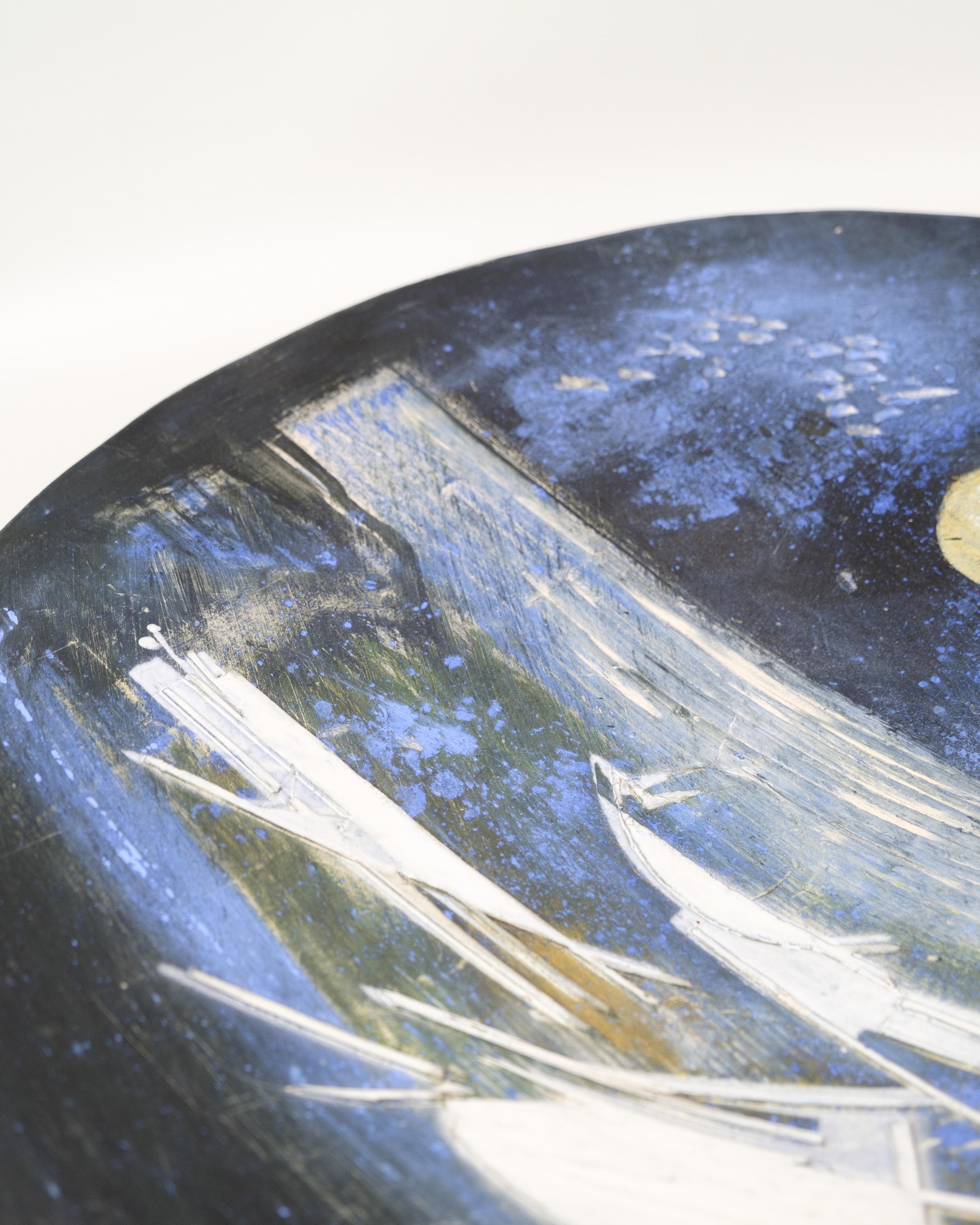 Plato de cerámica único con motivo de barcos bajo un cielo iluminado por la luna, de Jeppe H. Olsen en venta 2