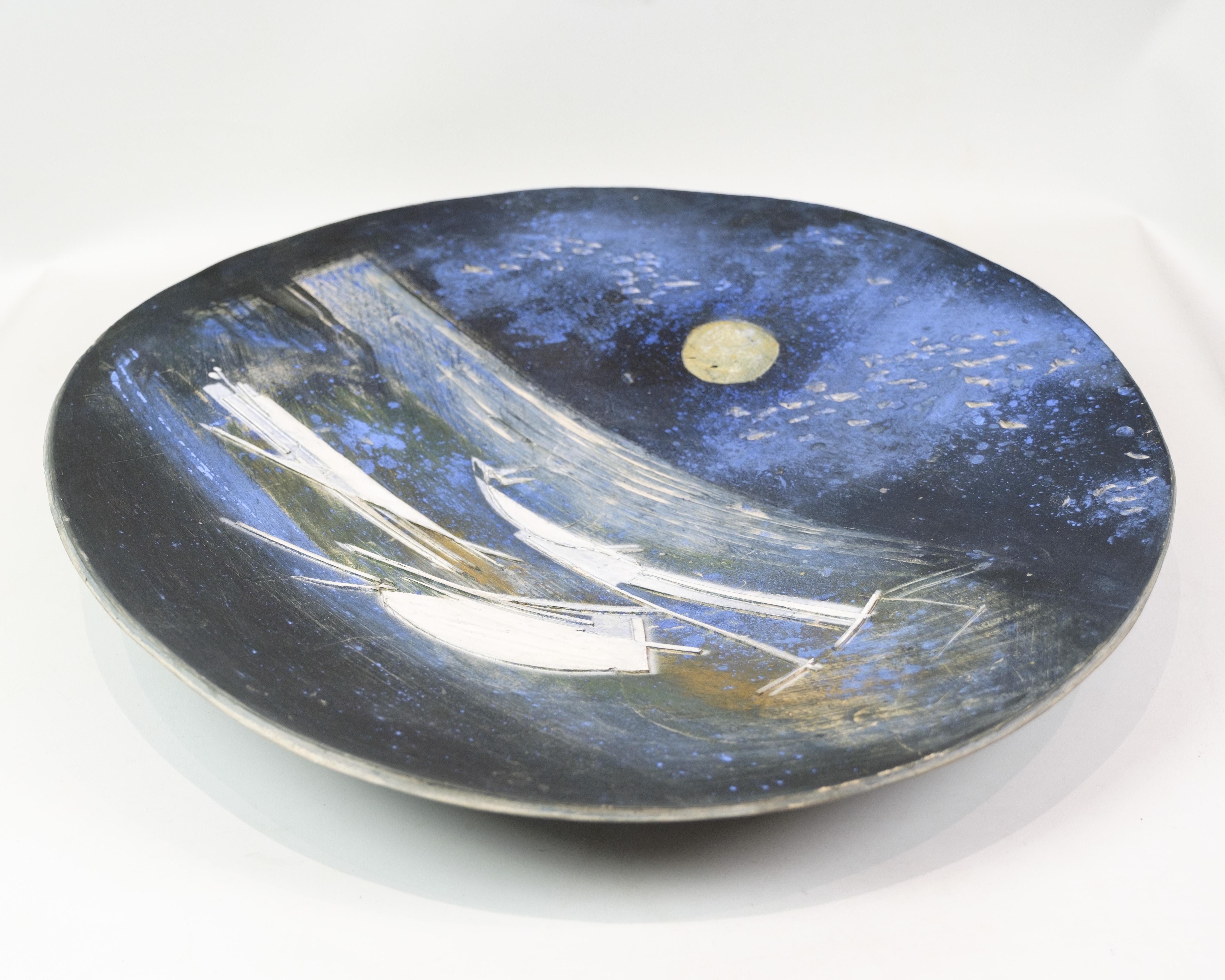 Plato único de cerámica de Jeppe Hagedorn-Olsen (1929-2011), reconocido ceramista y pintor danés, educado en la Real Academia Danesa de Bellas Artes de Copenhague y en la escuela de cerámica de Faenza (Italia). Era conocido por sus innovadoras obras