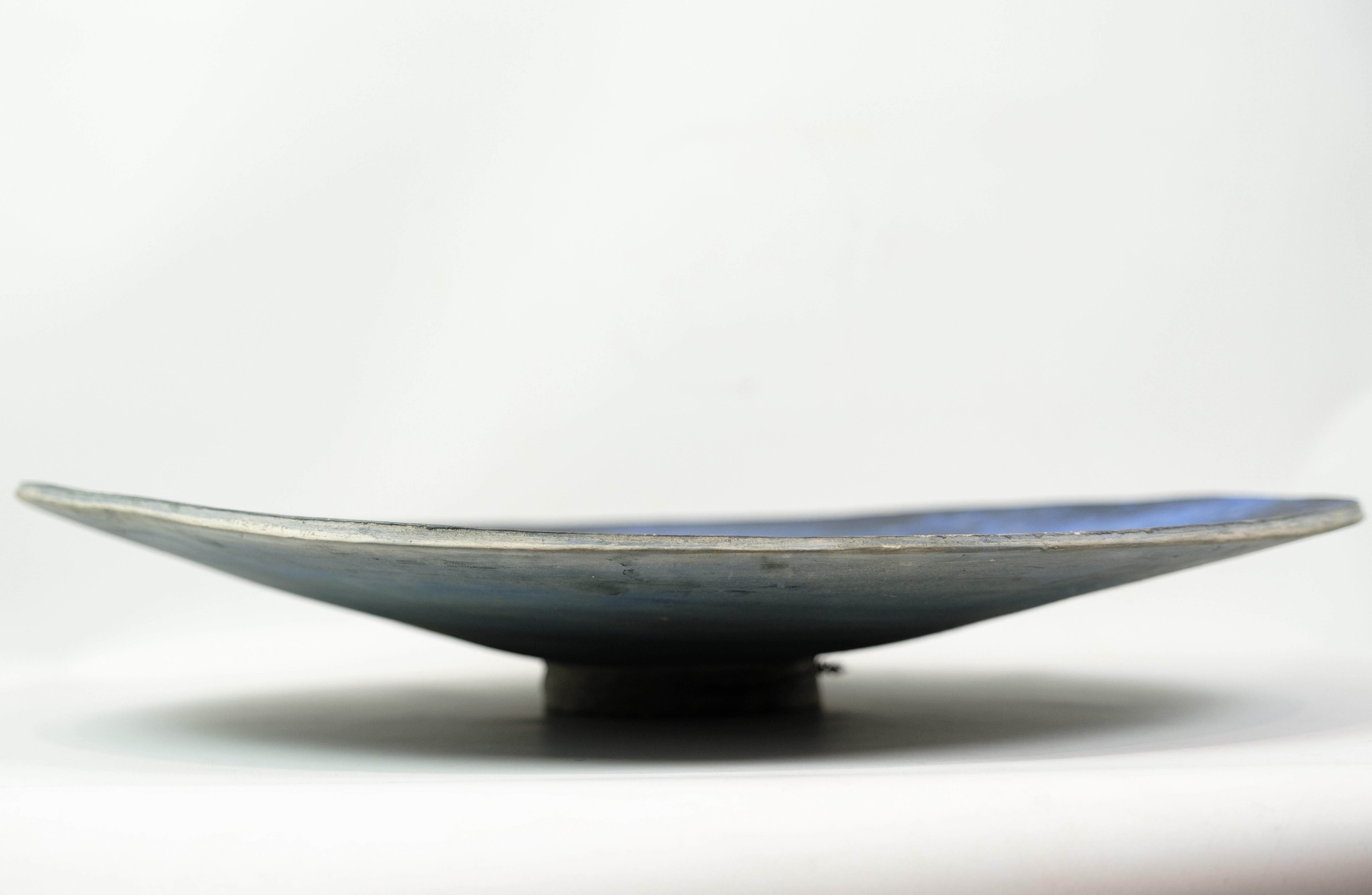 Plato de cerámica único con motivo de barcos bajo un cielo iluminado por la luna, de Jeppe H. Olsen Danés en venta