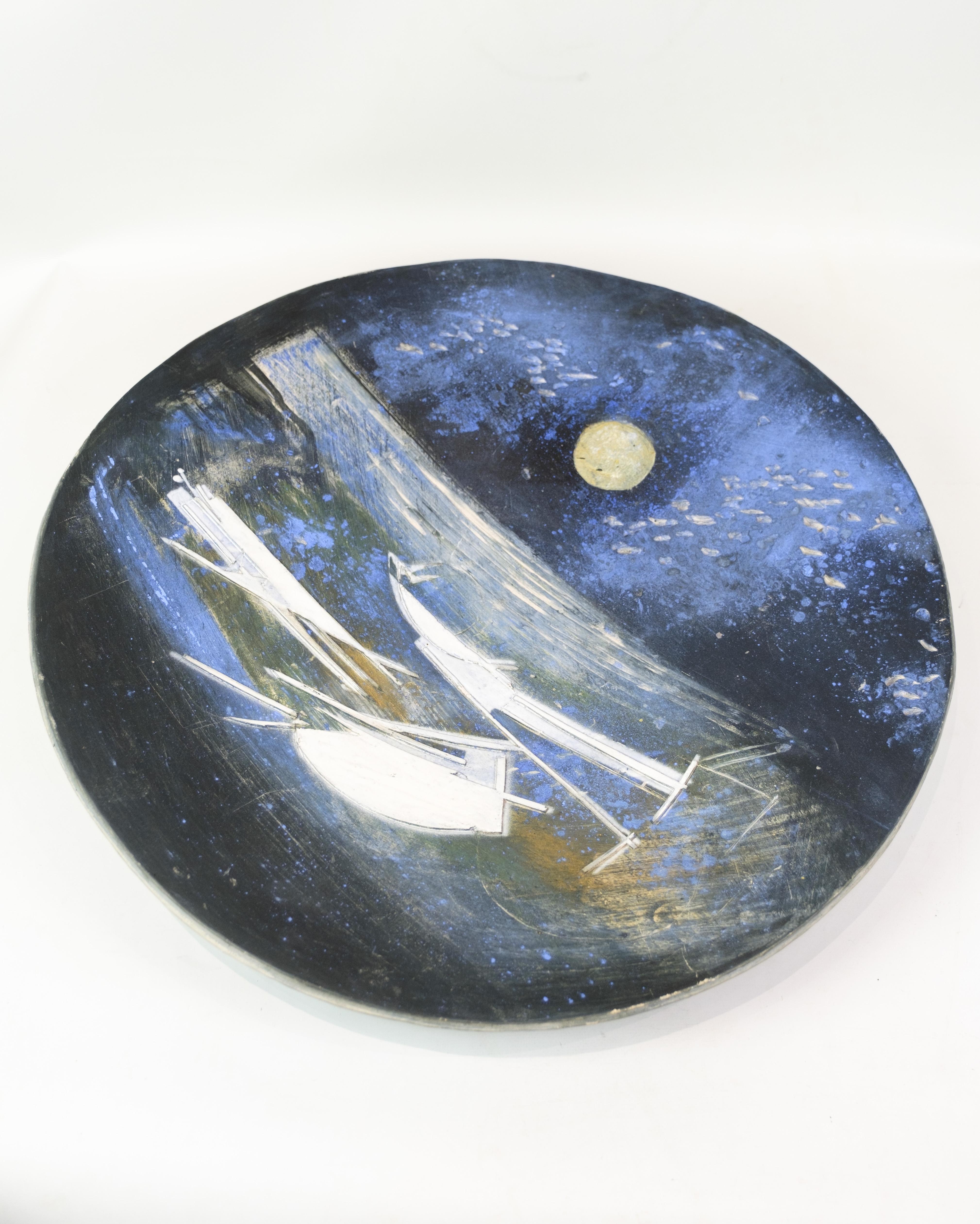Plato de cerámica único con motivo de barcos bajo un cielo iluminado por la luna, de Jeppe H. Olsen Pintado a mano en venta