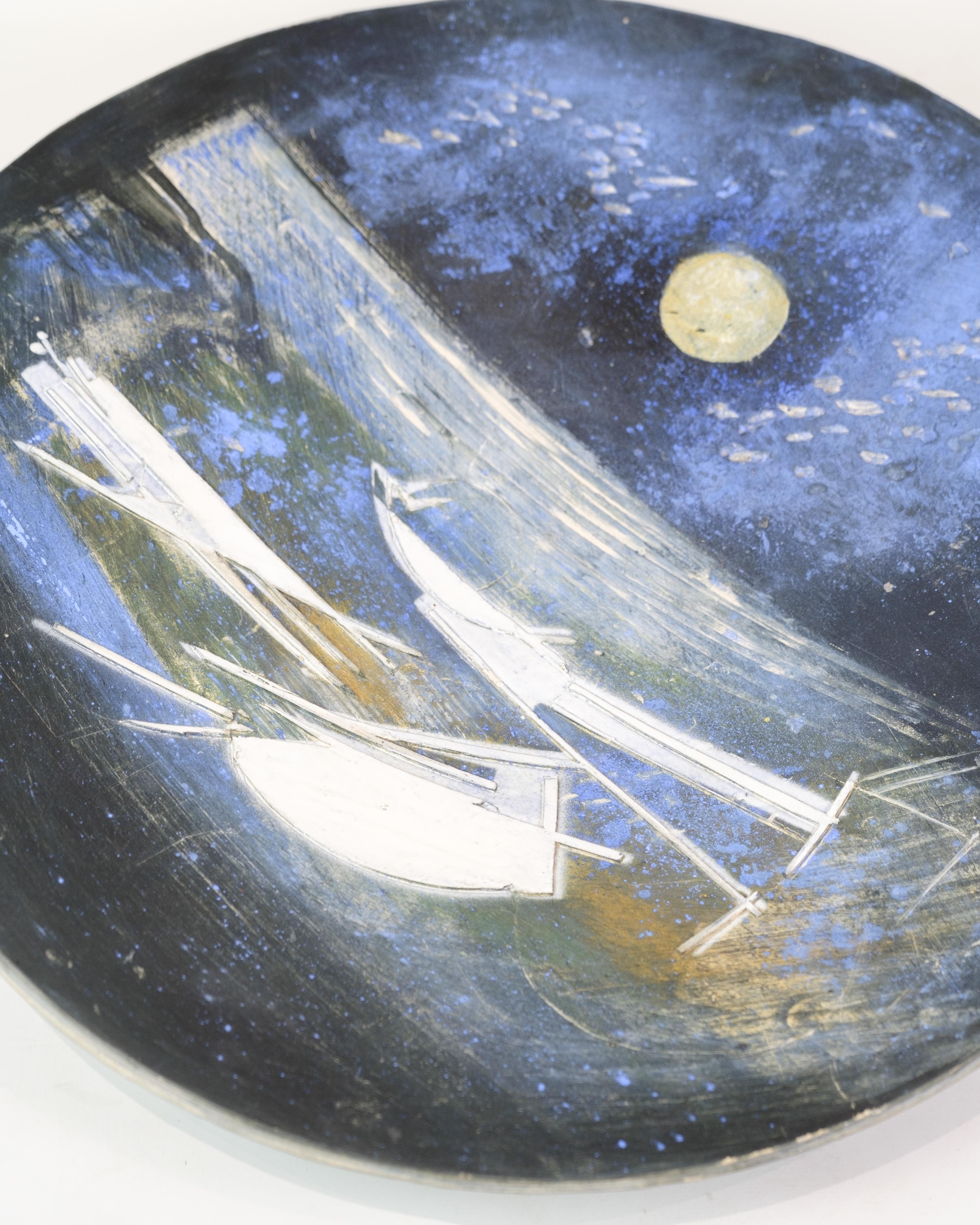 Plato de cerámica único con motivo de barcos bajo un cielo iluminado por la luna, de Jeppe H. Olsen en Bueno estado para la venta en Lejre, DK