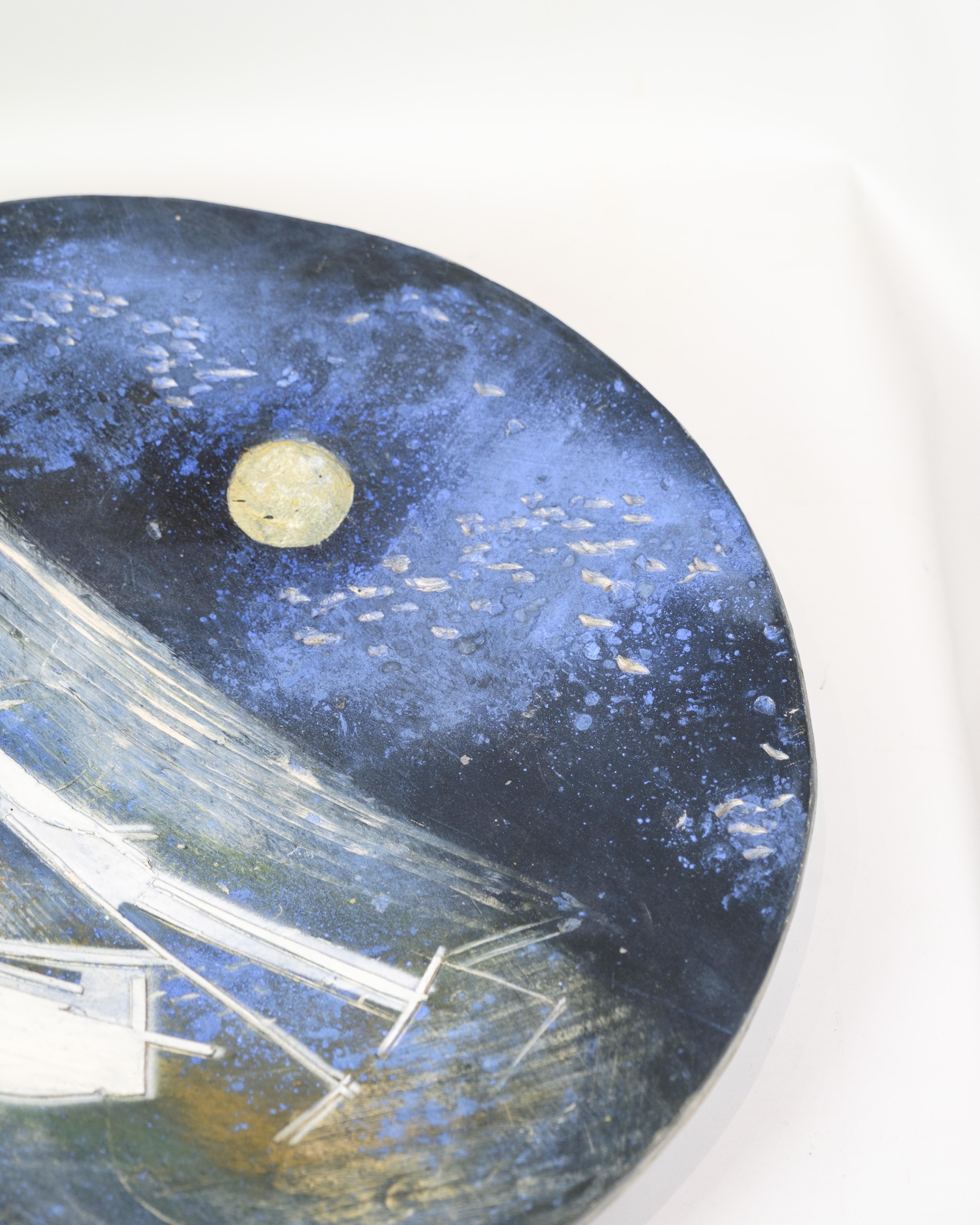 Plato de cerámica único con motivo de barcos bajo un cielo iluminado por la luna, de Jeppe H. Olsen siglo XX en venta