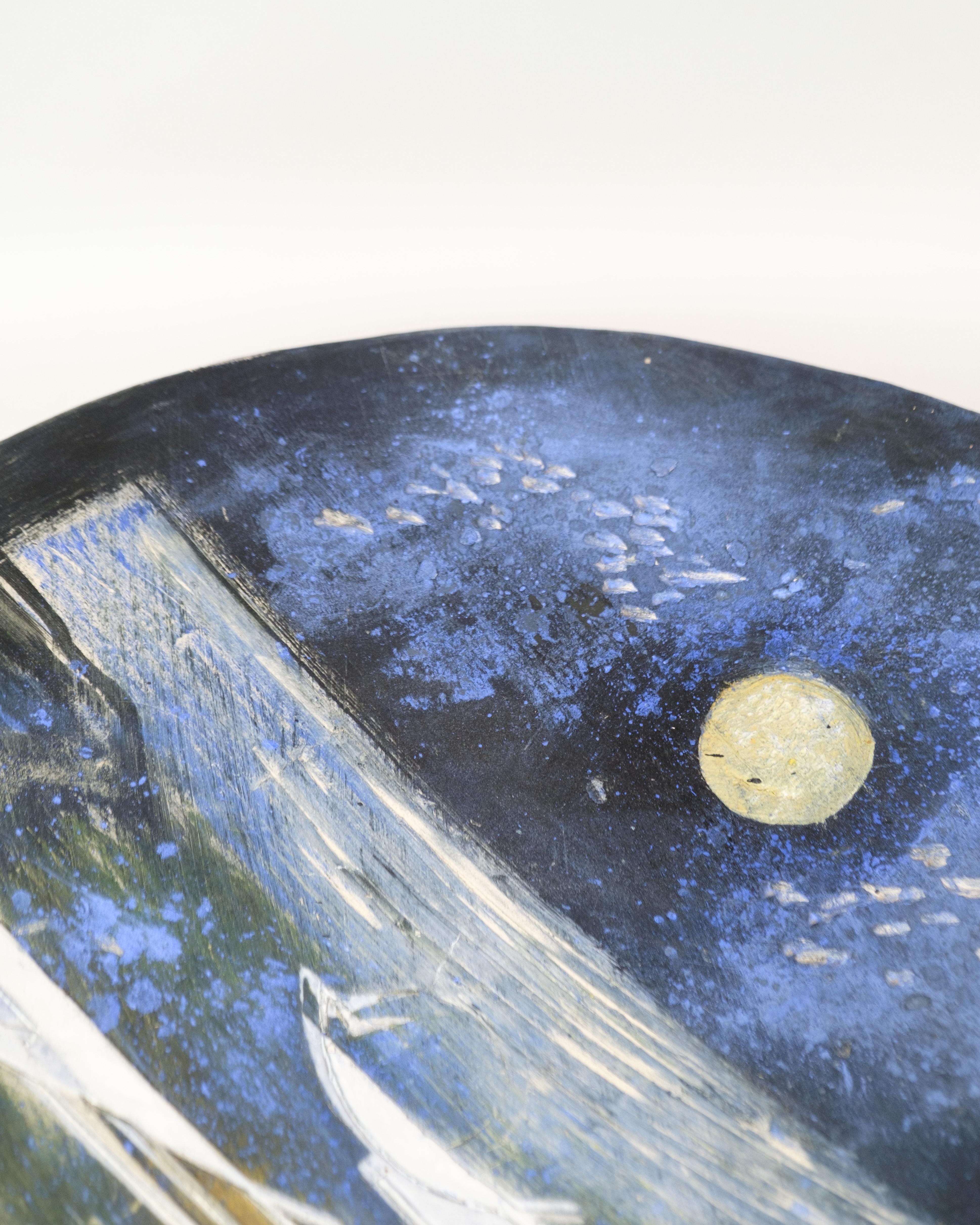 Plato de cerámica único con motivo de barcos bajo un cielo iluminado por la luna, de Jeppe H. Olsen Cerámico en venta