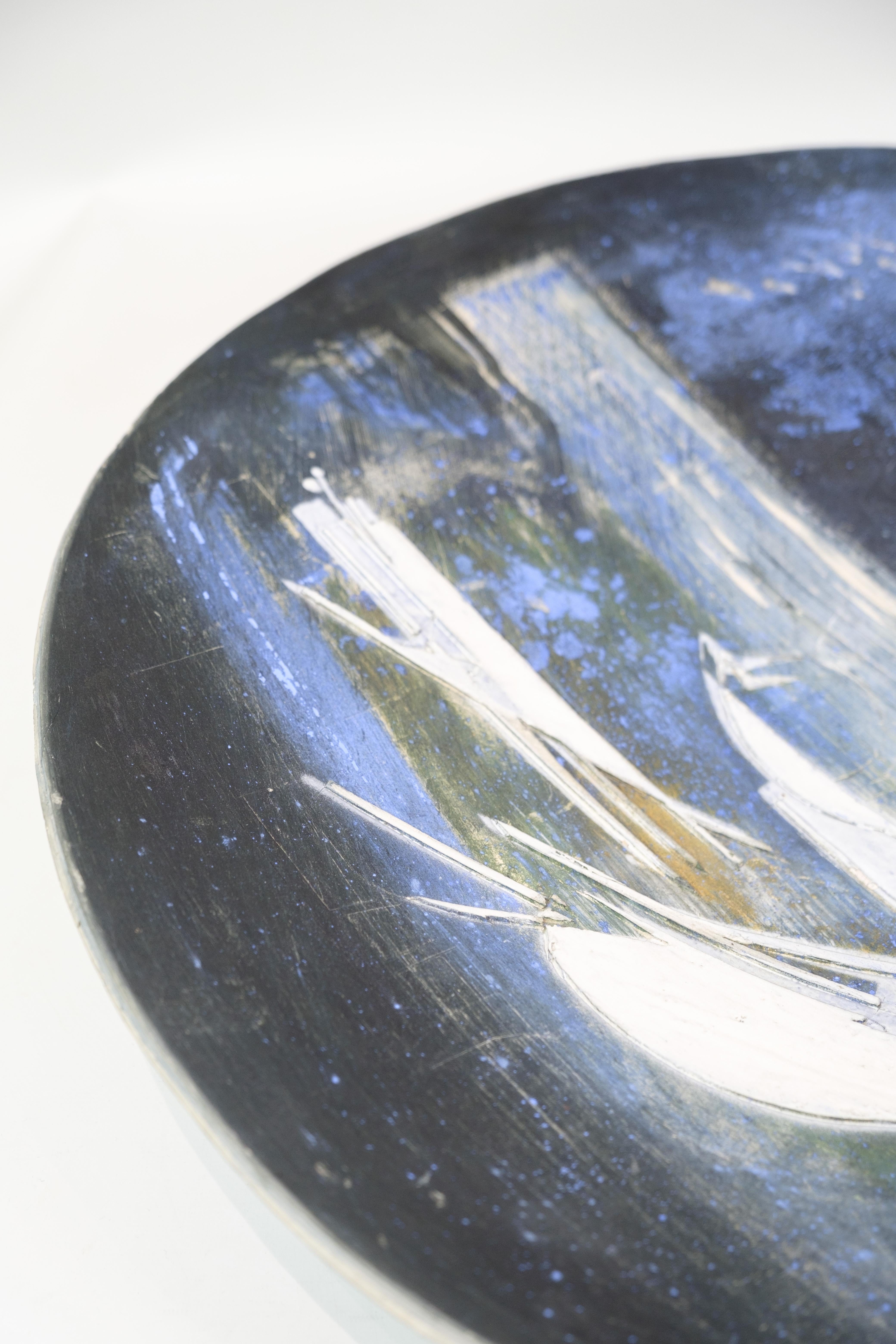 Plato de cerámica único con motivo de barcos bajo un cielo iluminado por la luna, de Jeppe H. Olsen en venta 1