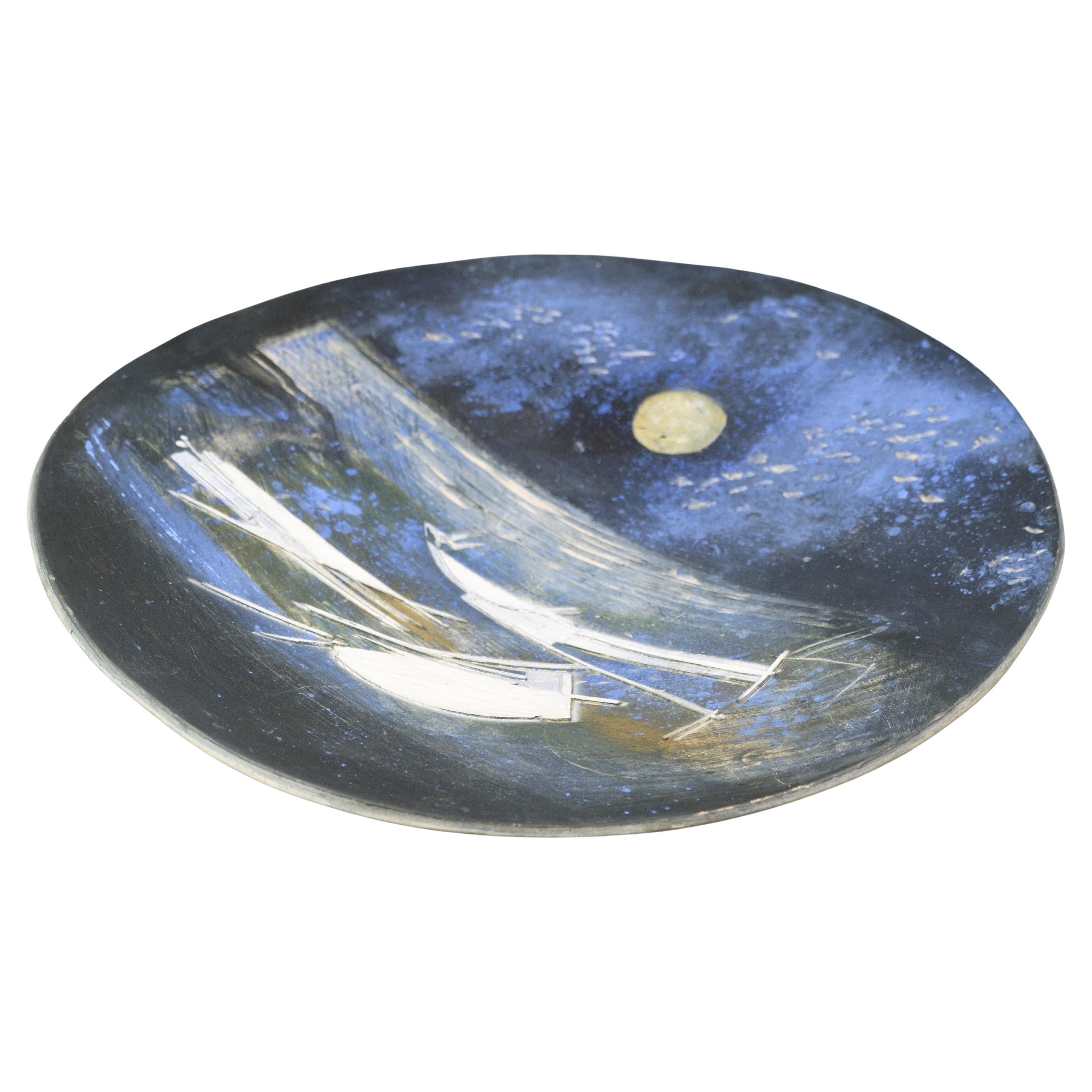 Plato de cerámica único con motivo de barcos bajo un cielo iluminado por la luna, de Jeppe H. Olsen en venta