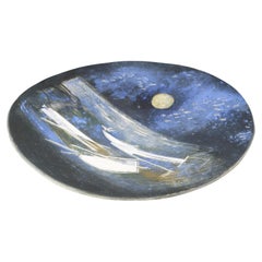Piatto unico in ceramica con motivo di barche sotto il cielo illuminato dalla luna di Jeppe H. Olsen
