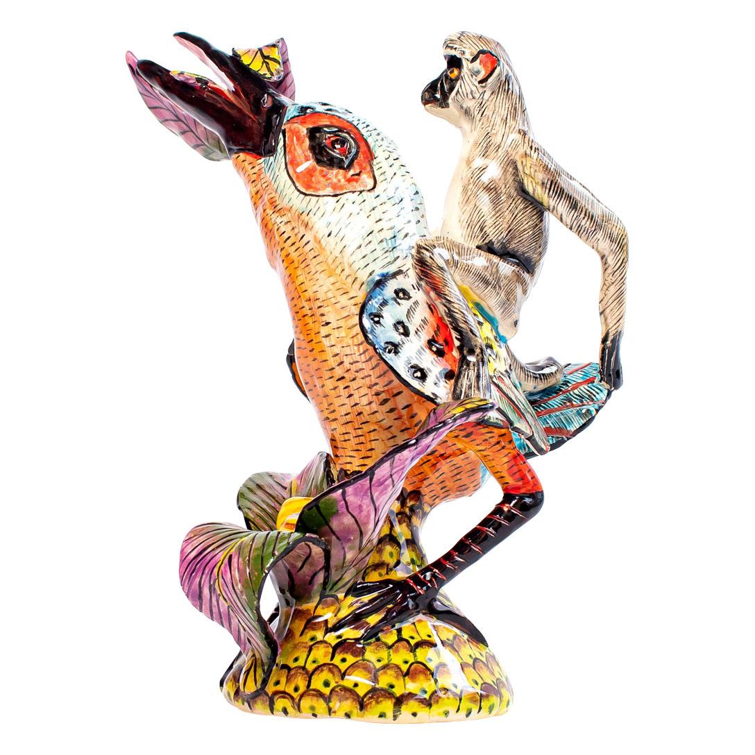 Le singe Kingfisher a été conçu par Zimele Original Ceramics en Afrique du Sud, peint à la main par Victor et sculpté à la main par Matrinah : Cette collection a été inspirée par mes observations de la faune et de la nature/vie humaine. Le message