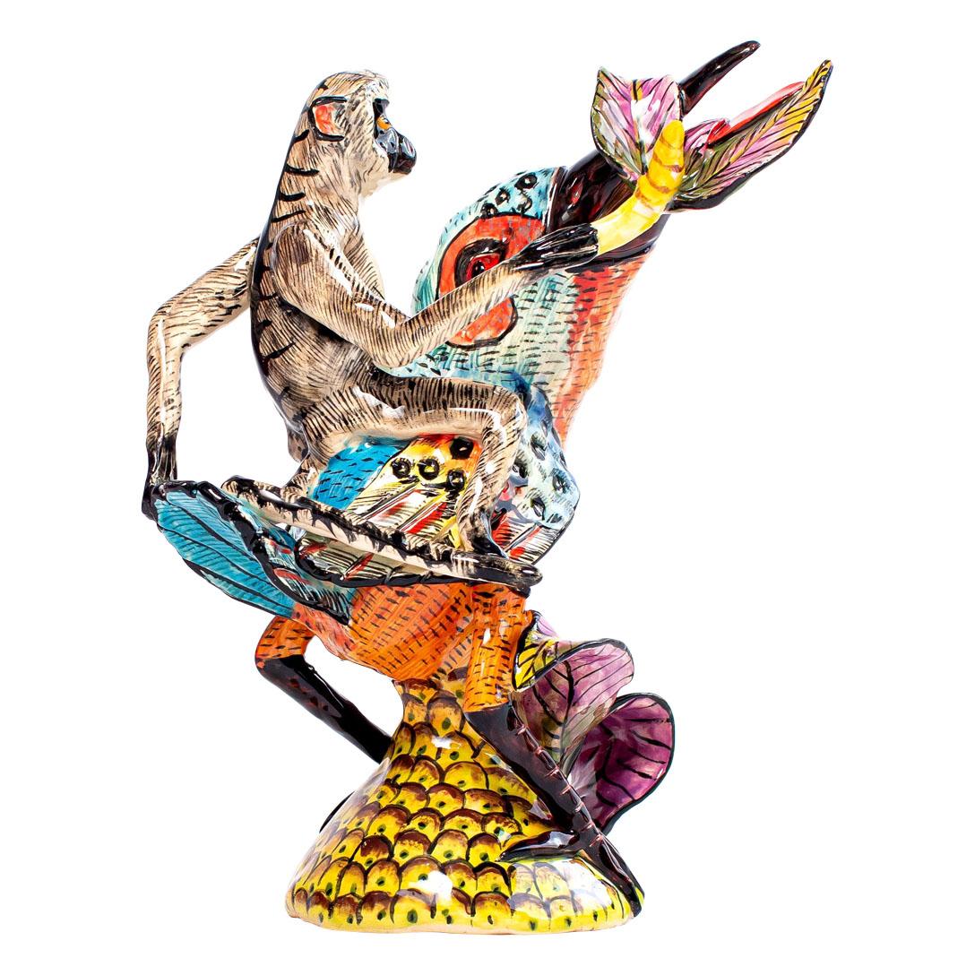 Sud-africain Sculpture unique en céramique représentant un Kingfisher et un singe, réalisée à la main en Afrique du Sud en vente