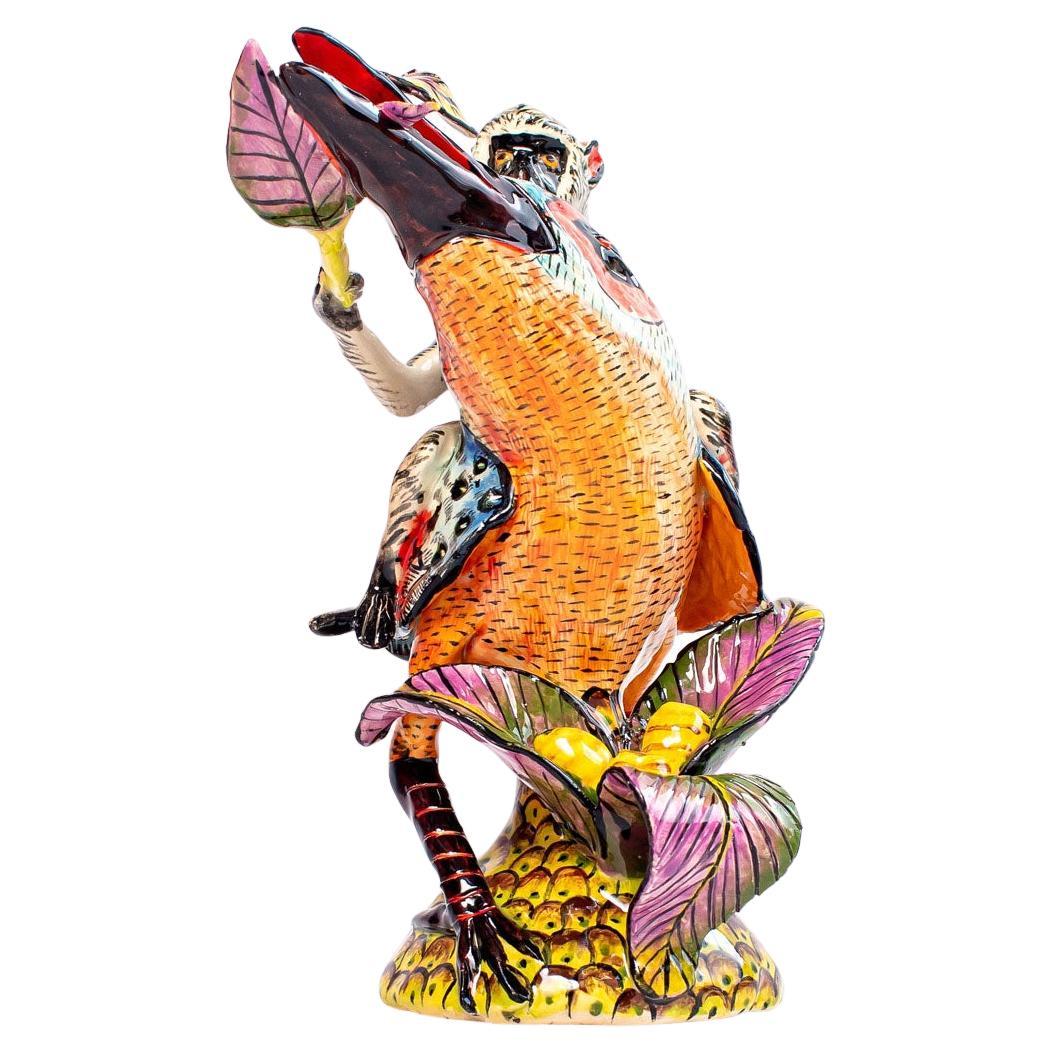 Sculpture unique en céramique représentant un Kingfisher et un singe, réalisée à la main en Afrique du Sud en vente