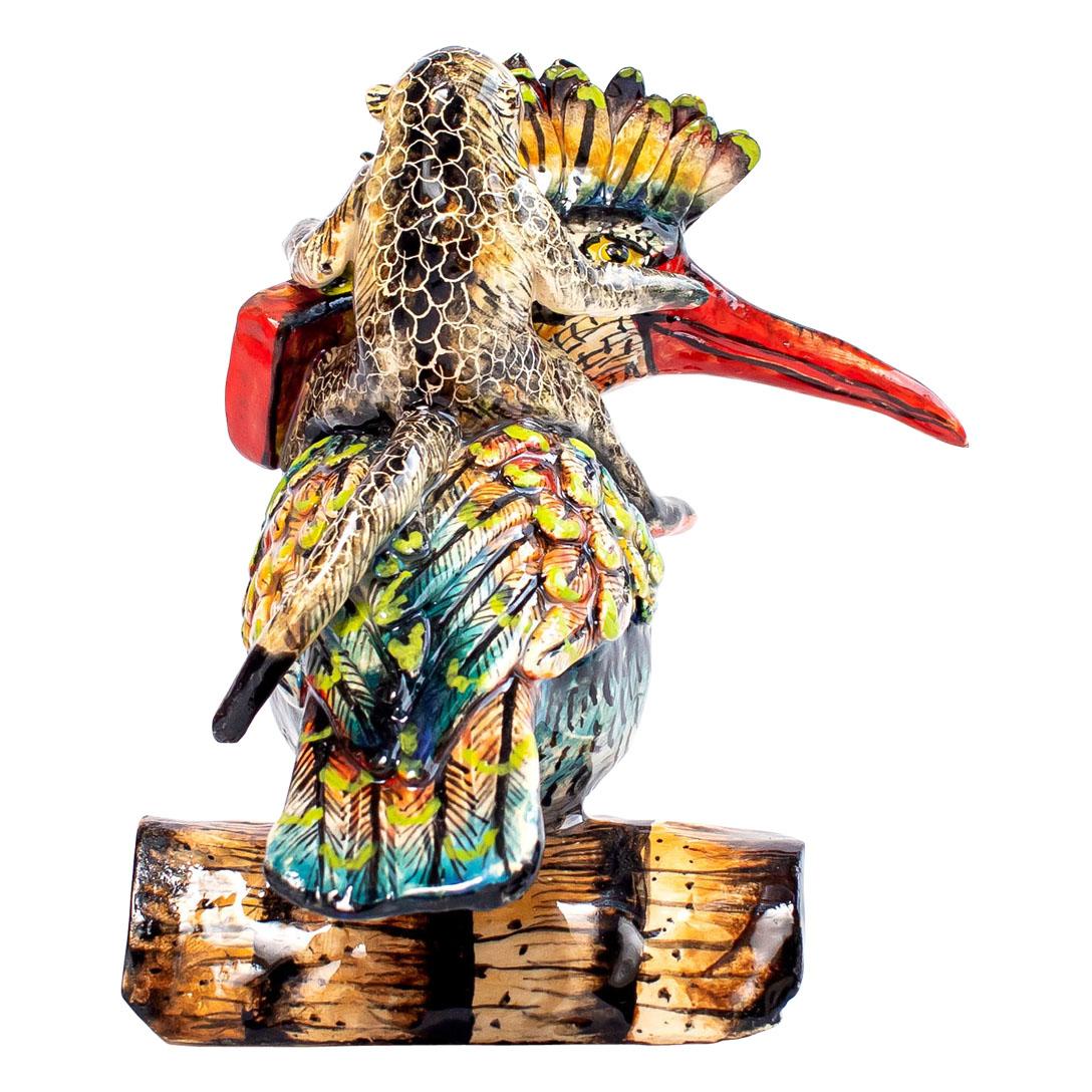 Sud-africain Sculpture unique en céramique représentant un singe et un Kingfisher, réalisée à la main en Afrique du Sud en vente