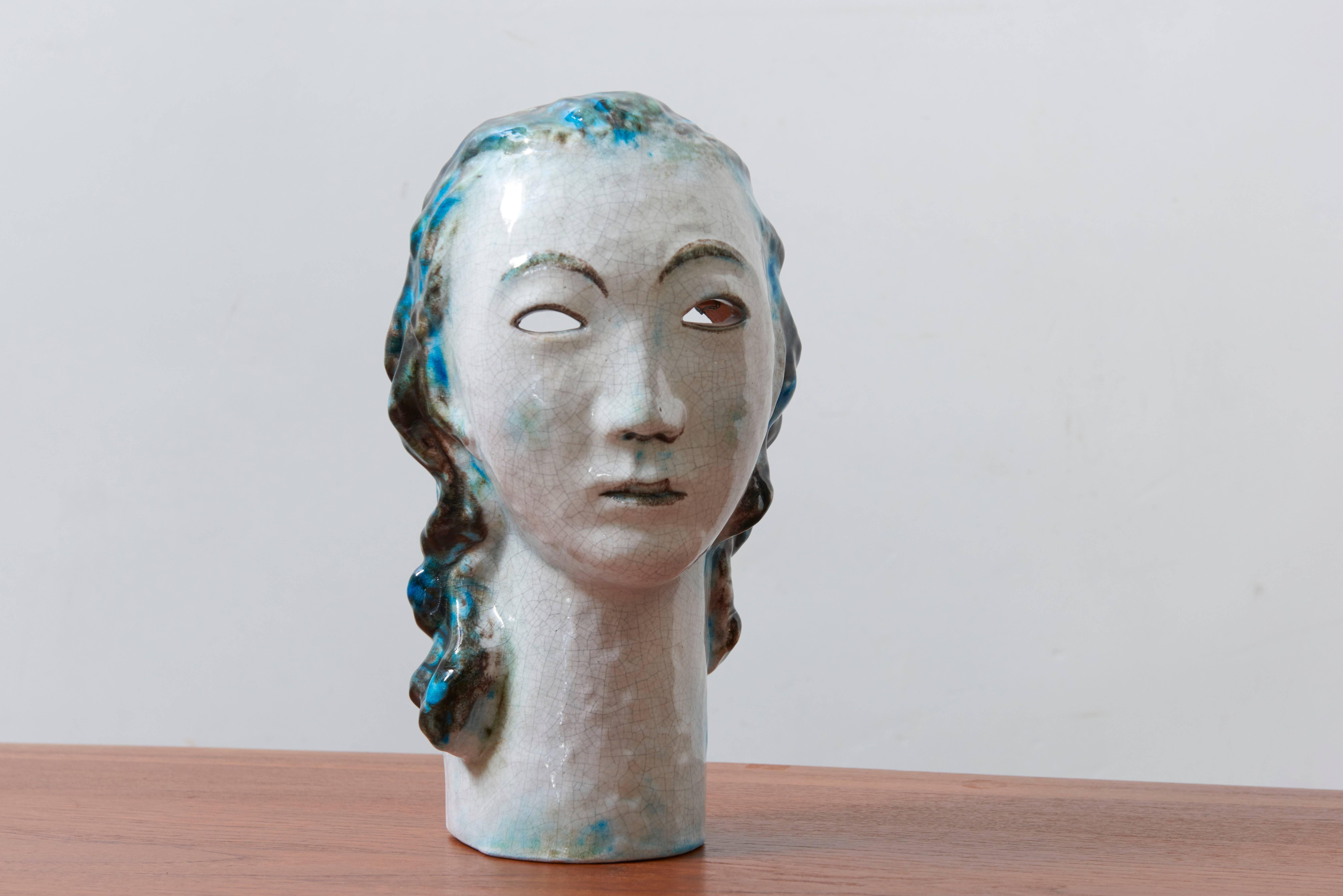 Schöne Skulptur aus braunem Steingut, modelliert im Ausdruck einer Frau in polychromer Glasur mit blauem Haar, hergestellt in Deutschland, 1930er Jahre.

Erwin Spuler (1906-1964), der zunächst an der Kunstgewerbeschule in Stuttgart studierte, von