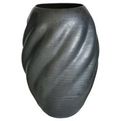 Vaso scultura in ceramica unico N.55, forma a onda nera, Objet d'art