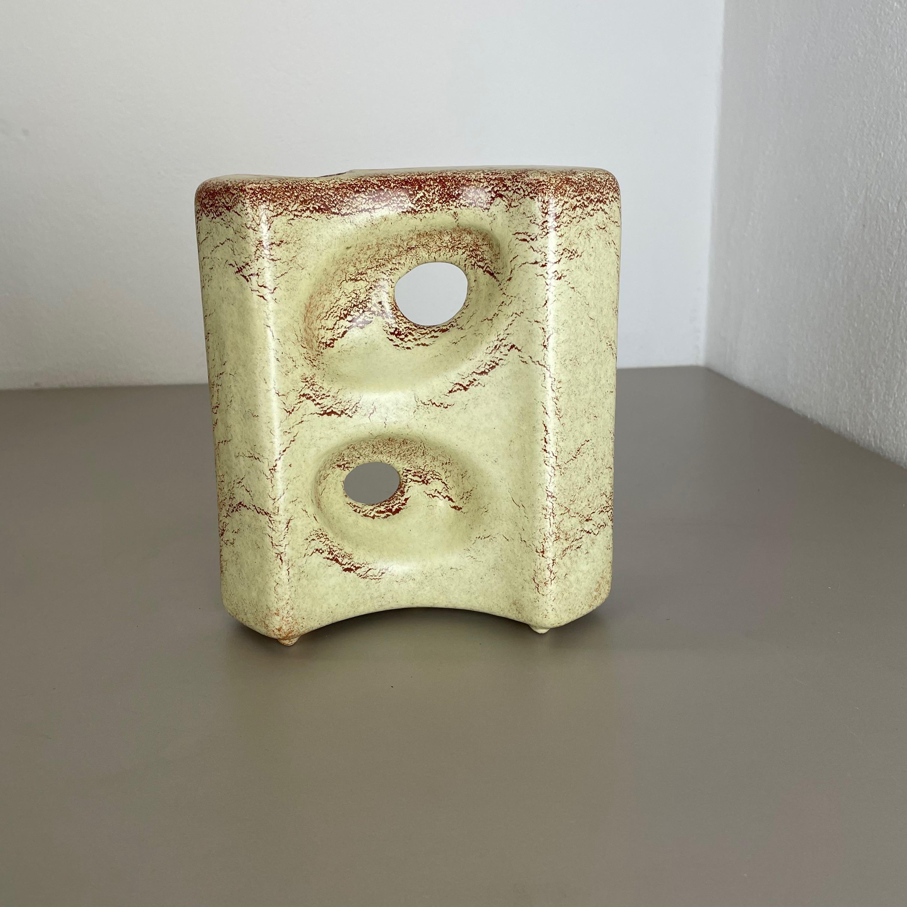 Article:

Ceramic vase


Producer:

Bertoncello Ceramics, Schiavon, Italy


Decade:

1970s



This original vintage Studio Pottery vase was produced in the 1970s by Bertoncello Ceramics, Italy. Rare object in a nice sculptural form
