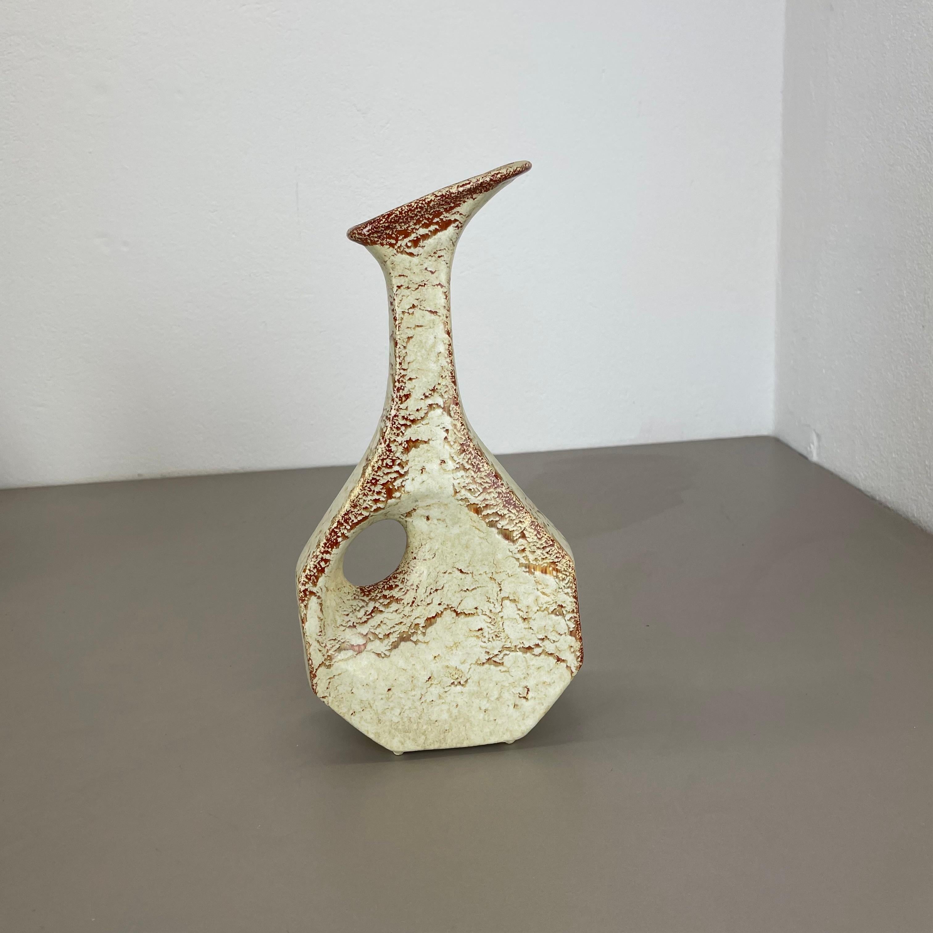 Articolo:

Vaso in ceramica


Produttore:

Ceramica Bertoncello, Schiavon, Italia


Decennio:

1970s



Questo vaso Studio Pottery vintage originale è stato prodotto negli anni '70 dalla Ceramica Bertoncello, in Italia. Raro oggetto dalla bella