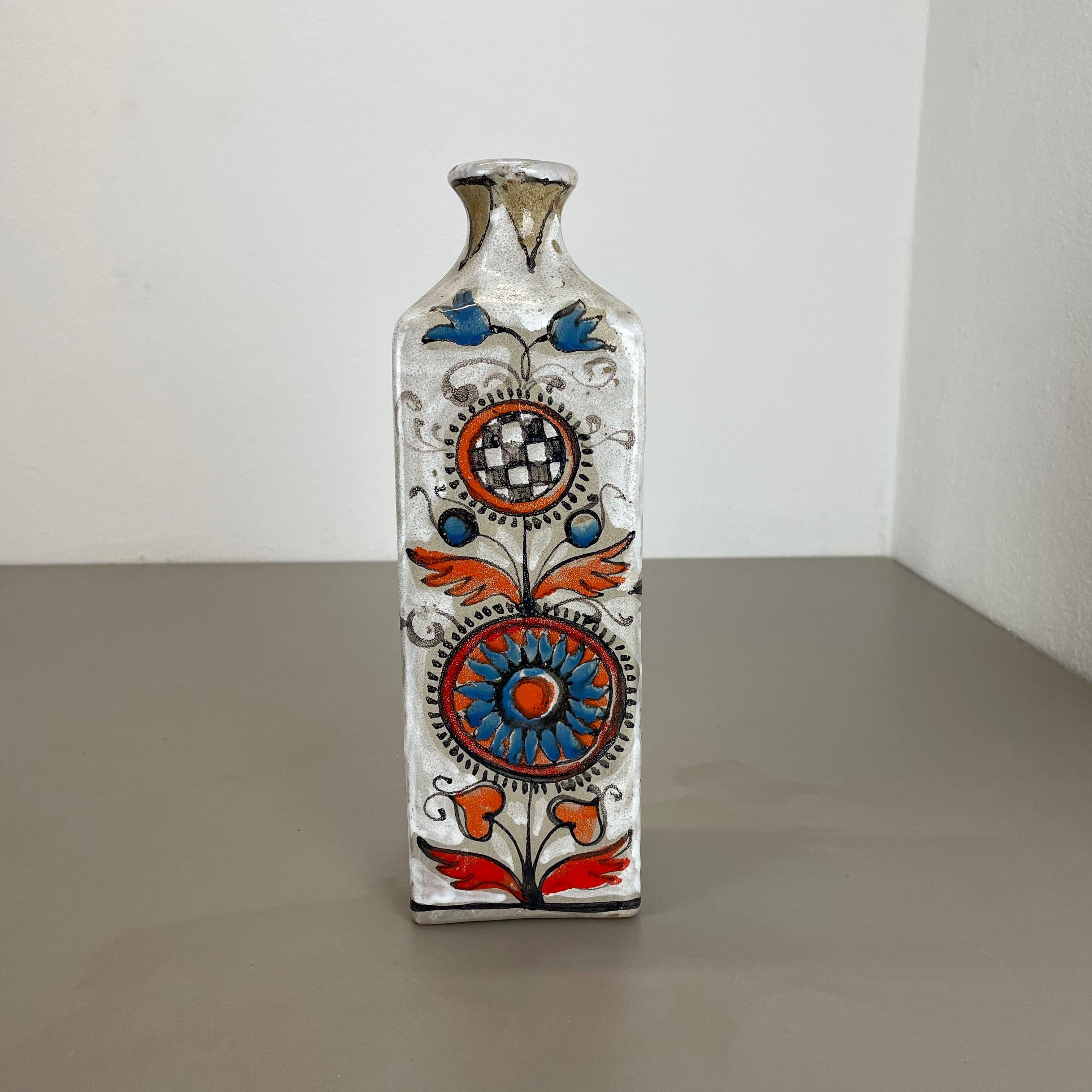 Article:

Ceramic vase


Producer:

Elio Schiavon, Italy


Decade:

1970s



This original vintage Studio Pottery vase was produced in the 1970s by Elio Schiavon Ceramics, Italy. Rare object in a nice sculptural form with one opening on the top. the