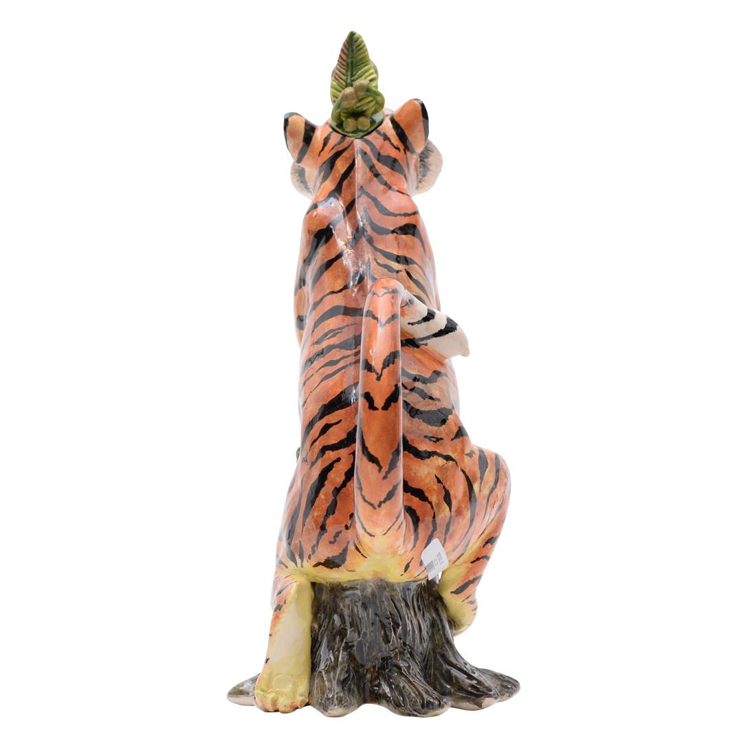 Questa teiera tigrata unica nel suo genere è una straordinaria creazione scultorea dello Studio A, scolpita a mano da Sibongiseni Biyela e dipinta da Natebyron in Sudafrica. La tigre, raramente raffigurata nell'arte ceramica africana, è ritratta