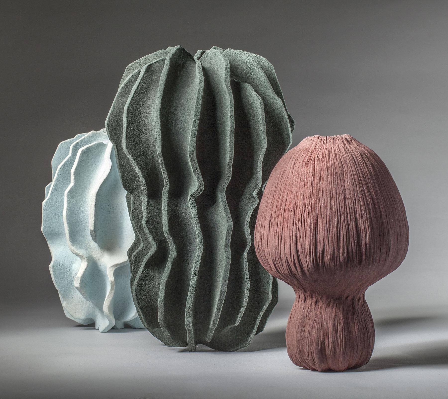 Organic Vase, 2015, (Keramik, C. 12.1 in. h x 7.5 in. d, Objekt-Nr.: 3389).

Turi Heisselberg Pedersen hat sich während ihrer gesamten Laufbahn um die Entwicklung des Gefäßes als abstrakte Form und als eigenständiges skulpturales Objekt bemüht.

Wie