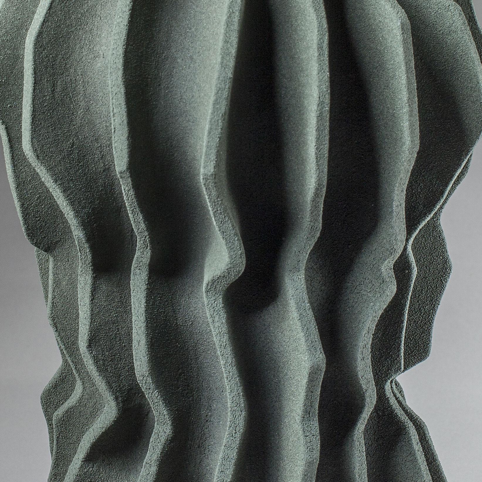 Eine einzigartige grüne Keramikvase von Turi Heisselberg Pedersen (Moderne) im Angebot