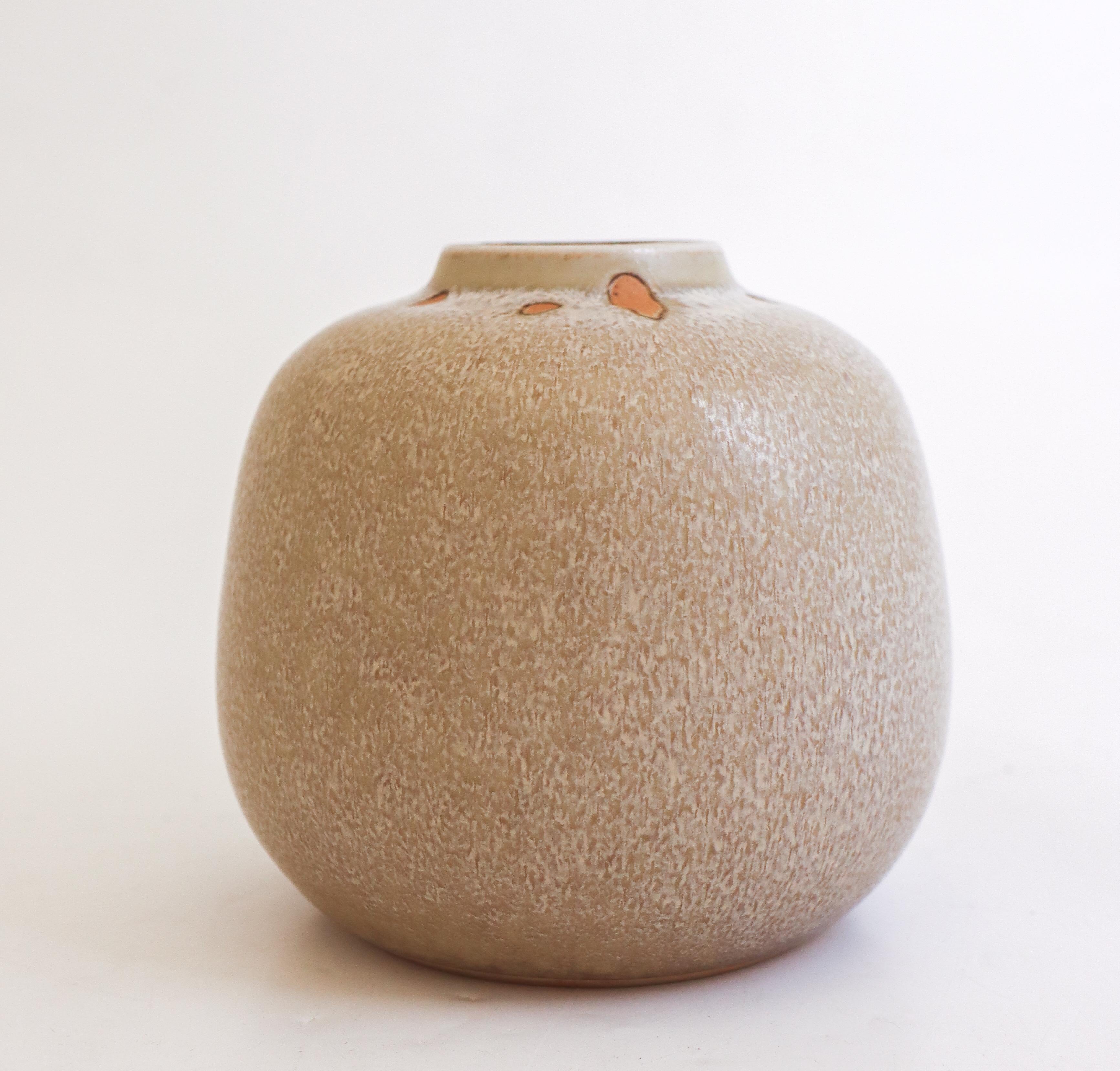 Un grazioso vaso disegnato da Carl-Harry Stålhane a Rörstrand, alto 13,5 cm (5,4
