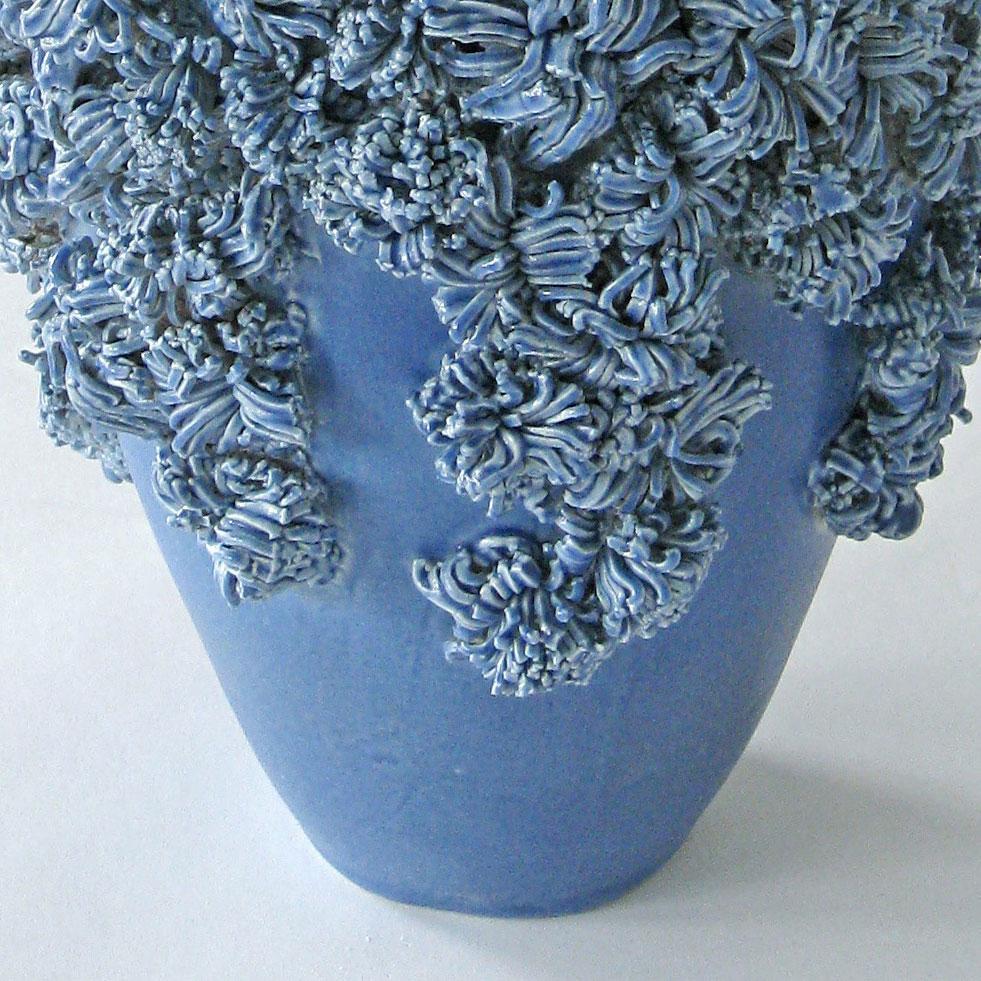 Einzigartiges modernes blaues Keramikgefäß von Lone Skov Madsen (Handgefertigt) im Angebot