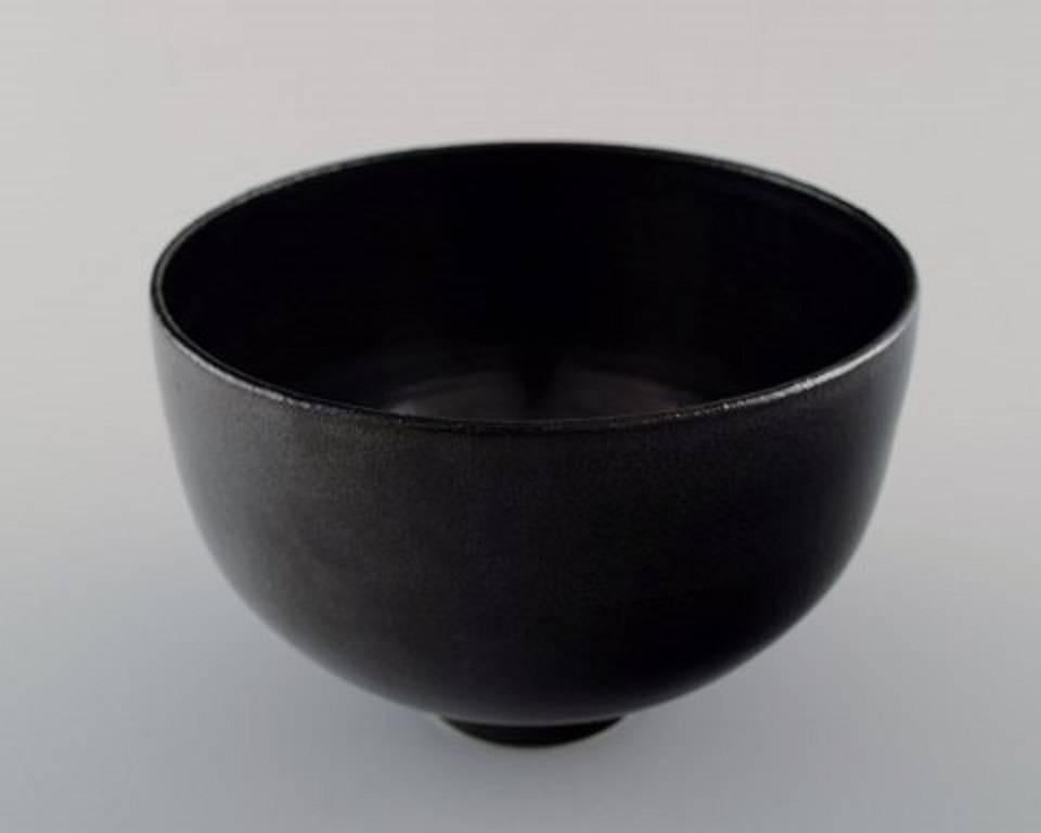 Unique ceramics bowl by Birthe Sahl, Halvrimmen, Denmark, late 20 century.
Her work is characterized by a 