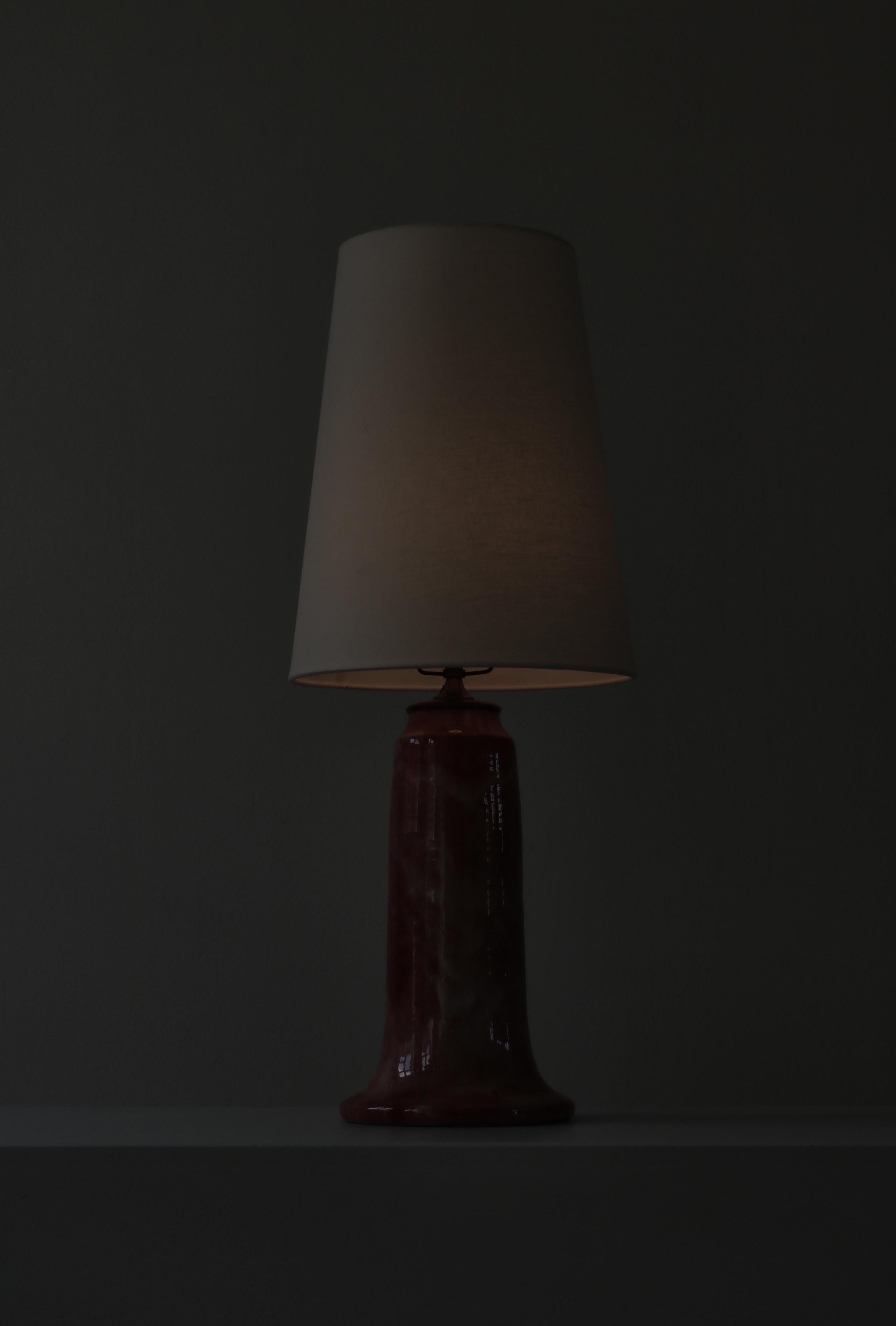 Milieu du XXe siècle Lampe de bureau en céramique unique à glaçure rose, 