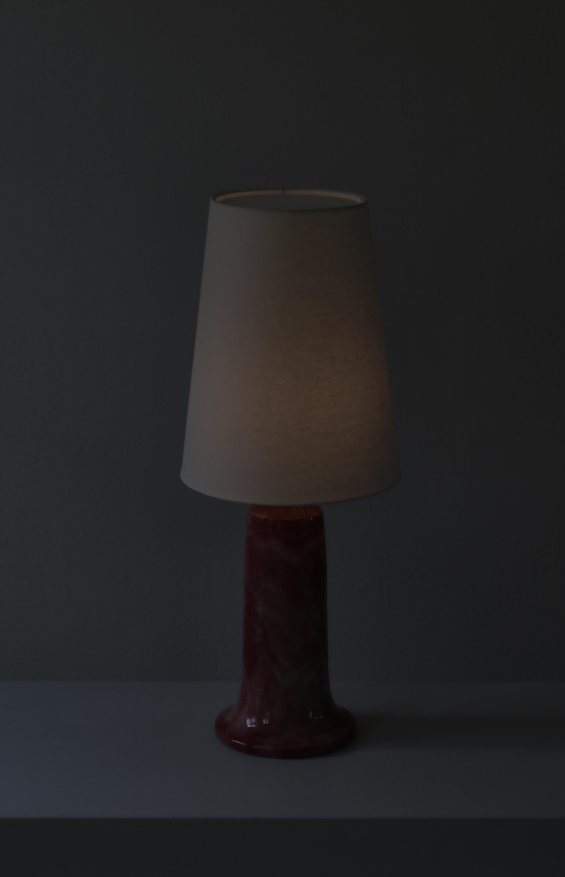 Laiton Lampe de bureau en céramique unique à glaçure rose, 