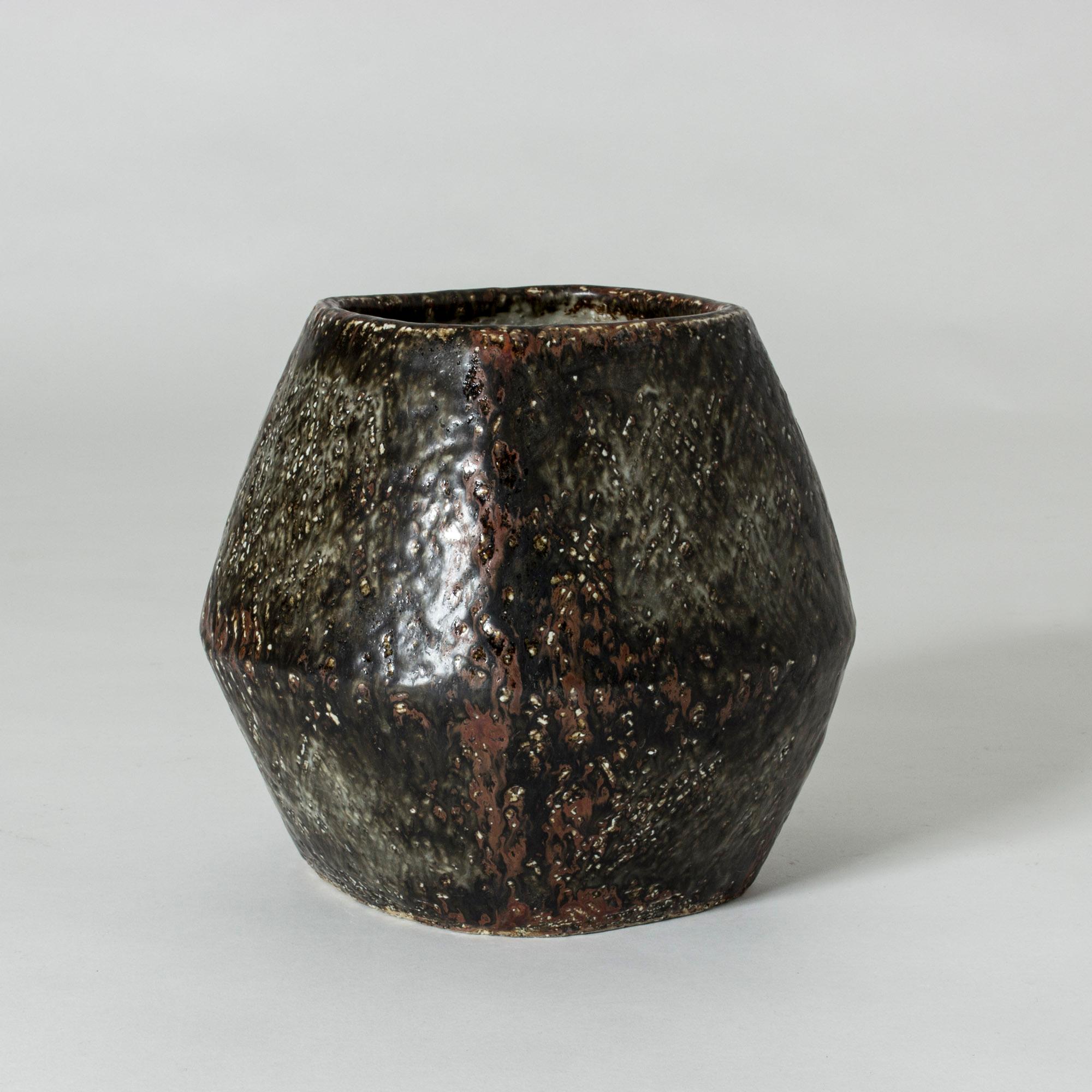 Unique chamotte vase by Carl-Harry Stålhane, made in a heavyset design with dark, thick glaze, typical of his 1960s production. The glaze is caught in a net-like pattern and the effect is like ice on a rock or bark.