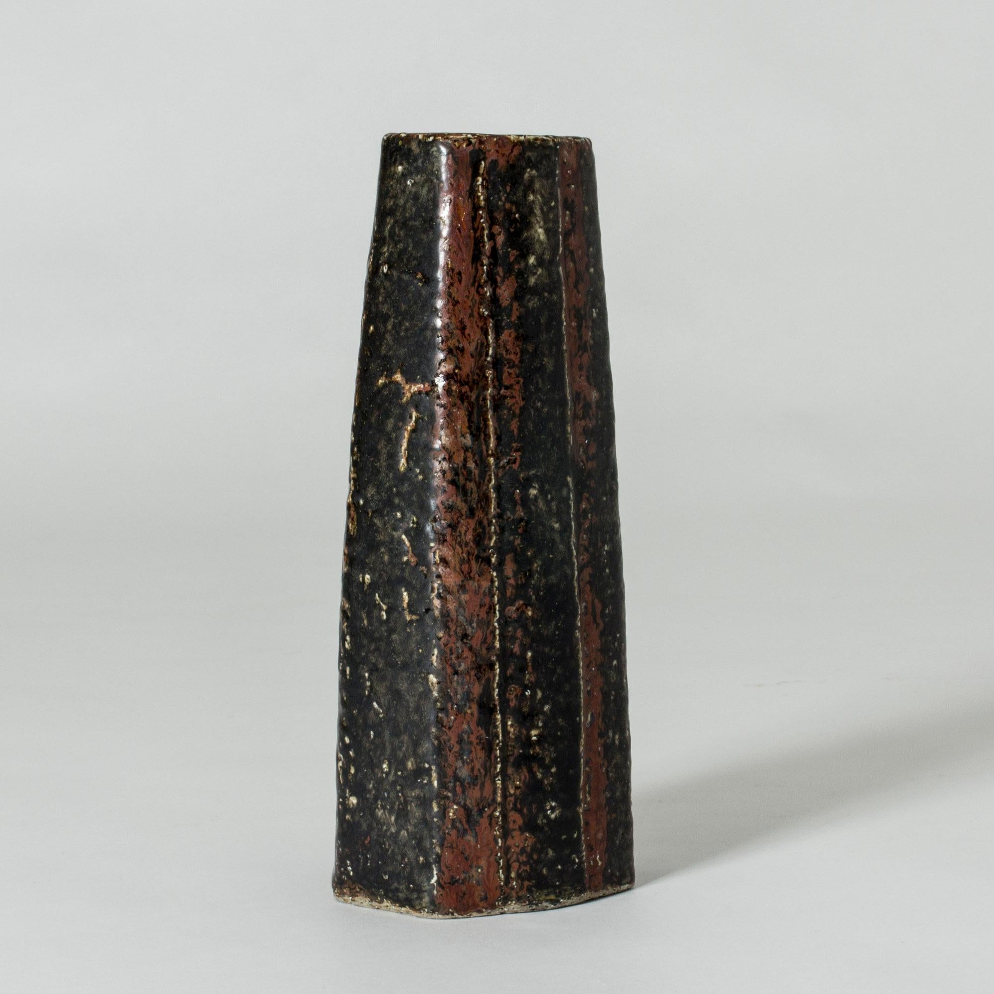 Striking unique chamotte vase by Carl-Harry Stålhane, in a brutal, deconstructed design with thick black and rusty red glazes. This is an example of Stålhane’s artistic style of the 1960s, with bold, rough shapes that stood in contrast to the