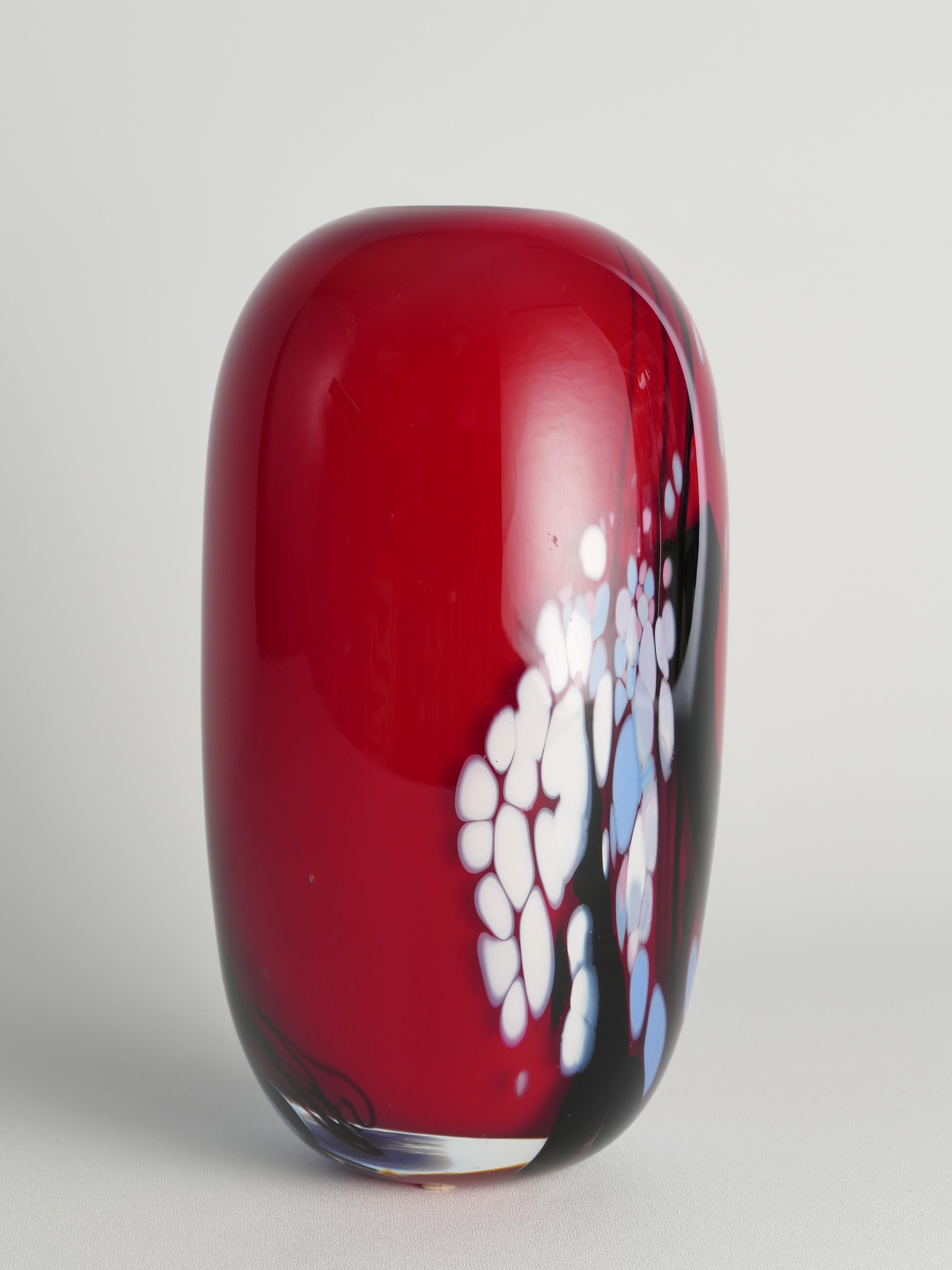 Einzigartige Vase aus Kirschrotem Kunstglas von Mikael Axenbrant, Schweden 1990 (Handgefertigt) im Angebot