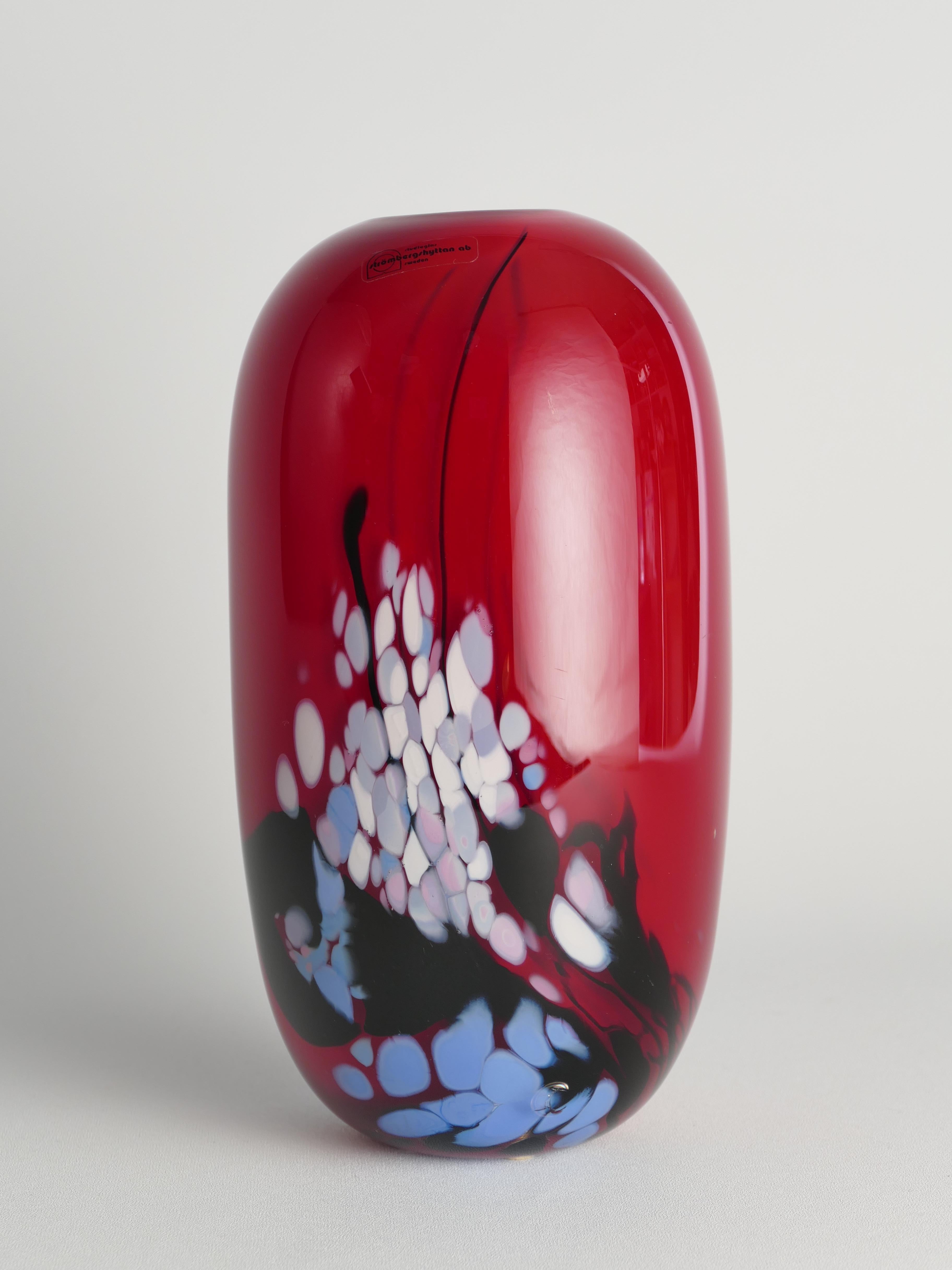 Einzigartige Vase aus Kirschrotem Kunstglas von Mikael Axenbrant, Schweden 1990 (Glaskunst) im Angebot