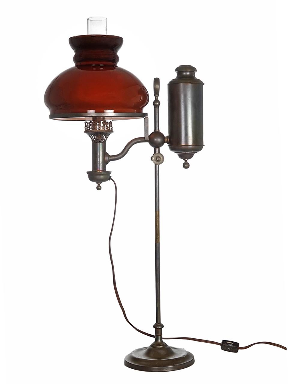 Viktorianische Messing-Studentenlampe mit originalem braun-weißem Sandwich-Glasschirm und klarem Glasschornstein. Diese Lampe ist unsigniert und stammt wahrscheinlich aus den 1870er Jahren. Die Höhe kann leicht verstellt werden und wurde auf Strom