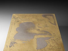 Table basse unique en laiton gravé, signée Christian Heckscher