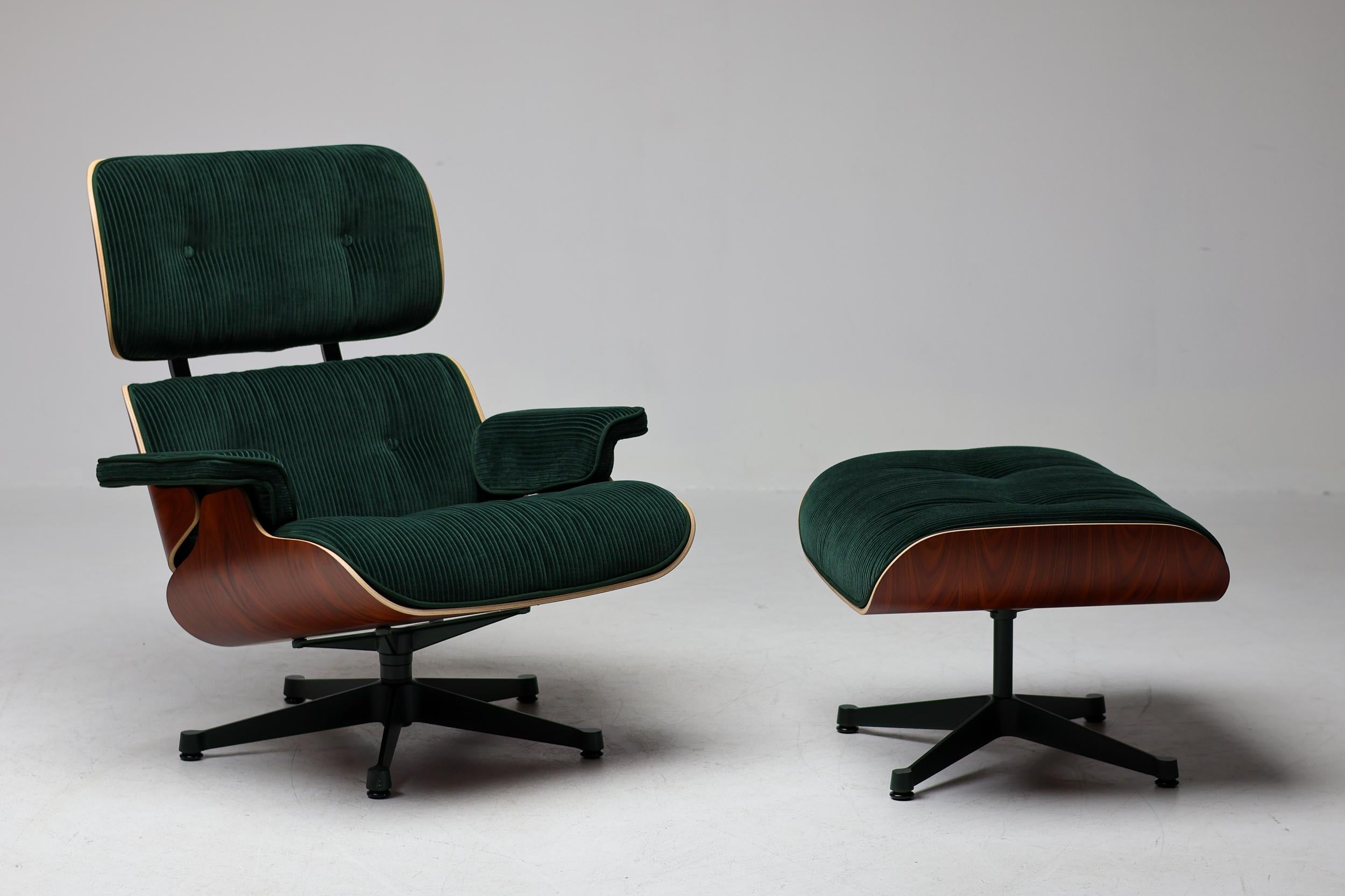 Luxueuse et très exclusive chaise longue 670/671 et ottoman conçus par Charles et Ray Eames et fabriqués en 2023 en nombre très limité.
Cette édition spéciale est réalisée en velours côtelé vert avec des coquilles de palissandre Santos et un cadre
