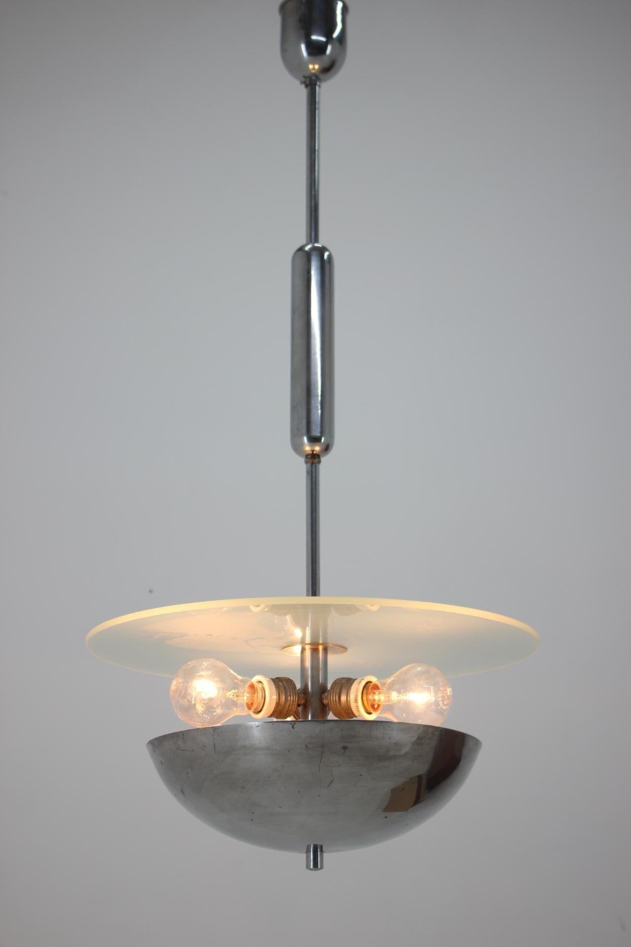 Pendente Bauhaus cromato unico, anni '30 In condizioni buone in vendita a Praha, CZ