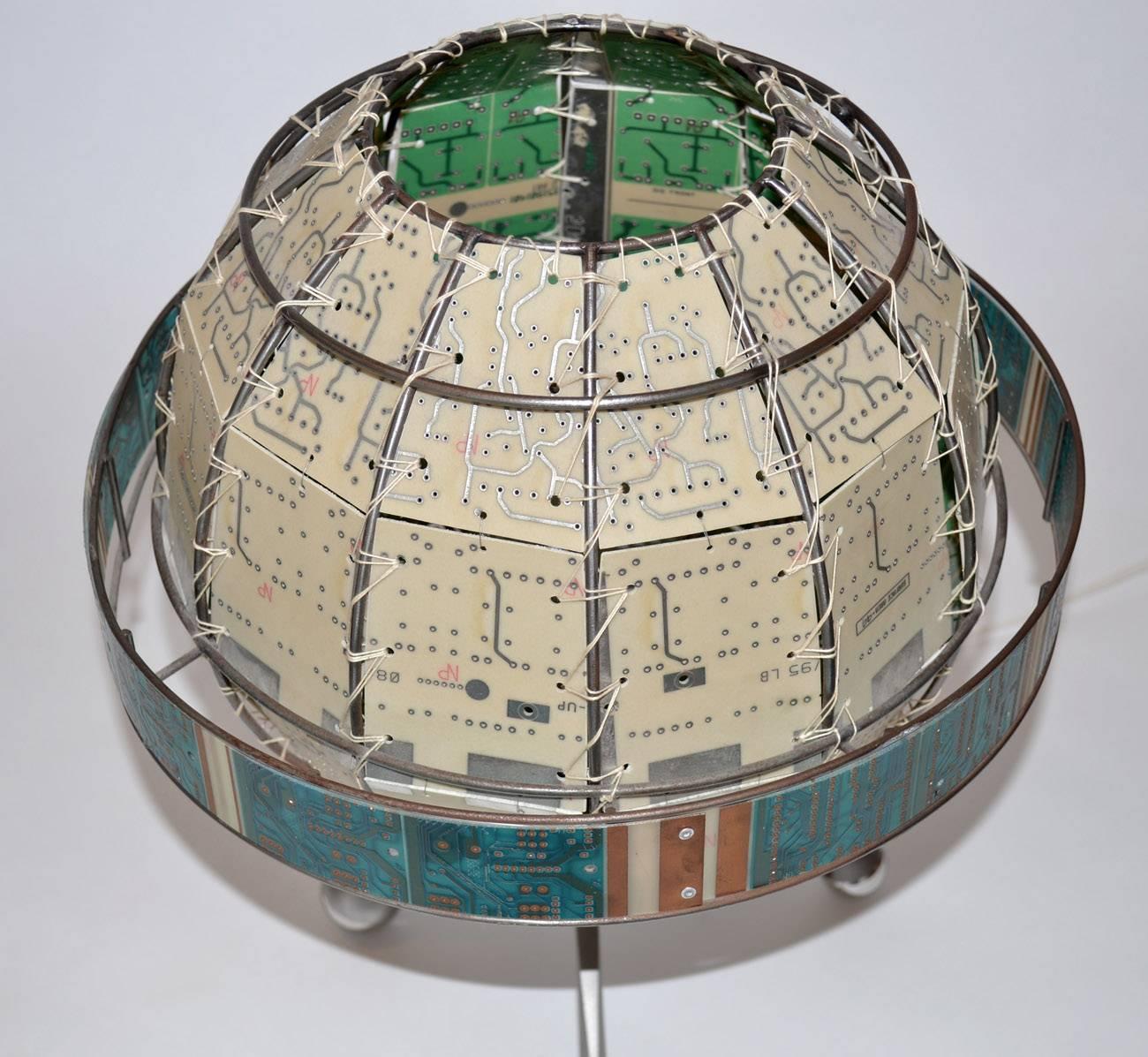 Moderne Lampe de bureau globe unique en circuits imprimés, signée Studio, États-Unis, années 1990 en vente