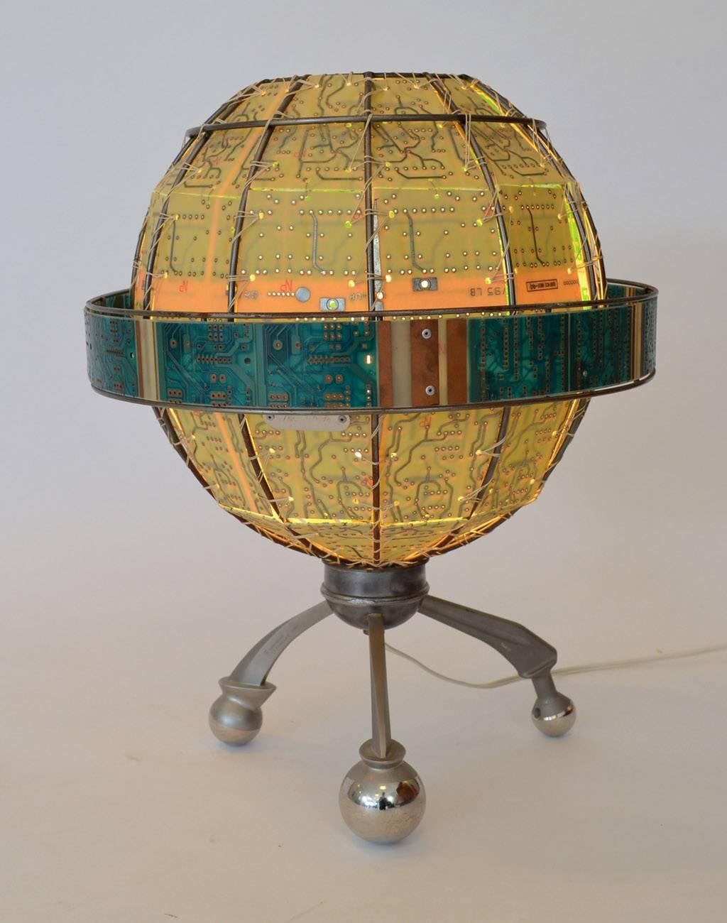 Lampe de bureau globe unique en circuits imprimés, signée Studio, États-Unis, années 1990 Bon état - En vente à Ft Lauderdale, FL