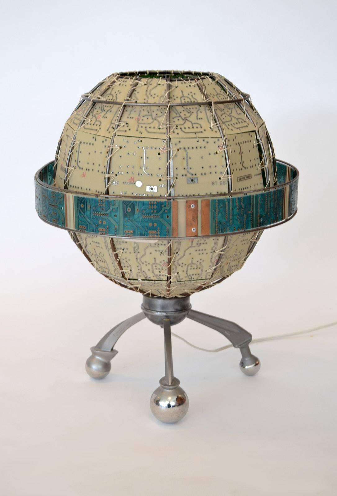 Acier inoxydable Lampe de bureau globe unique en circuits imprimés, signée Studio, États-Unis, années 1990 en vente