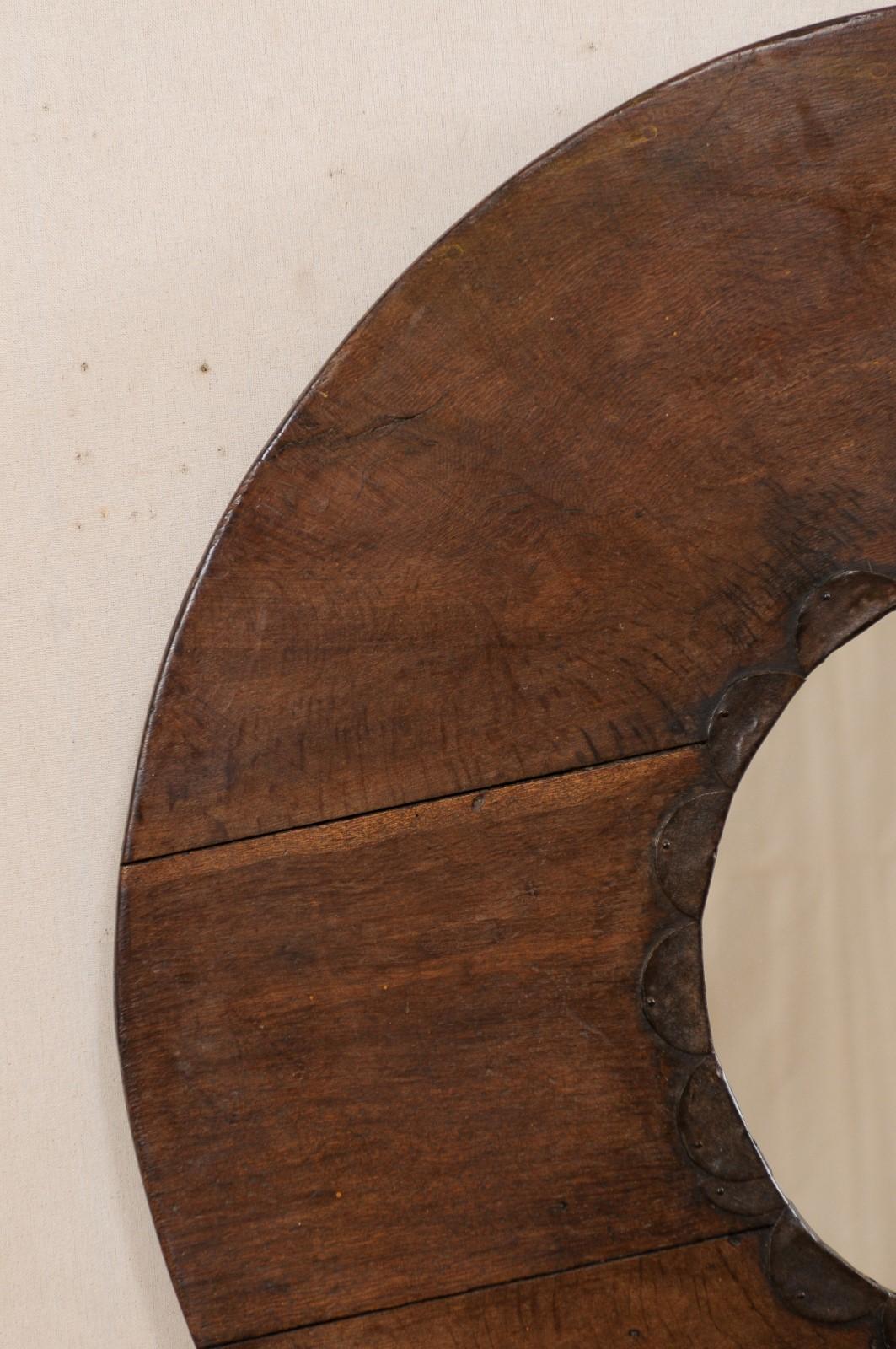 Miroir de forme circulaire unique provenant d'un ancien outil de cuisine africain en bois en vente 1