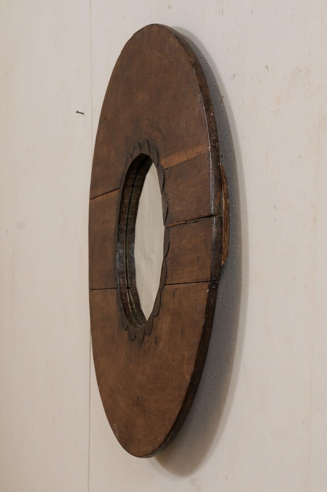 Miroir de forme circulaire unique provenant d'un ancien outil de cuisine africain en bois en vente 2