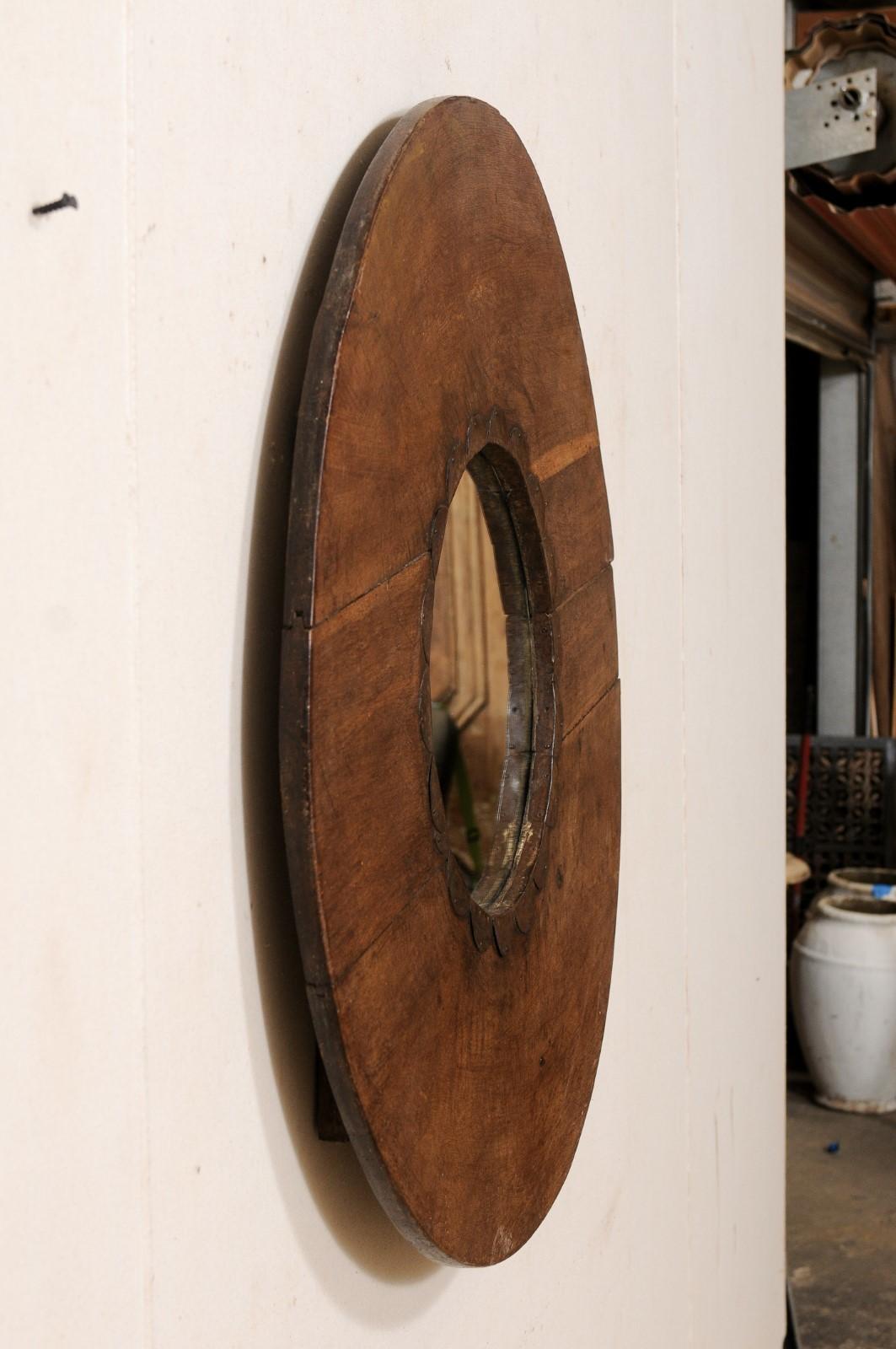 Miroir de forme circulaire unique provenant d'un ancien outil de cuisine africain en bois en vente 3