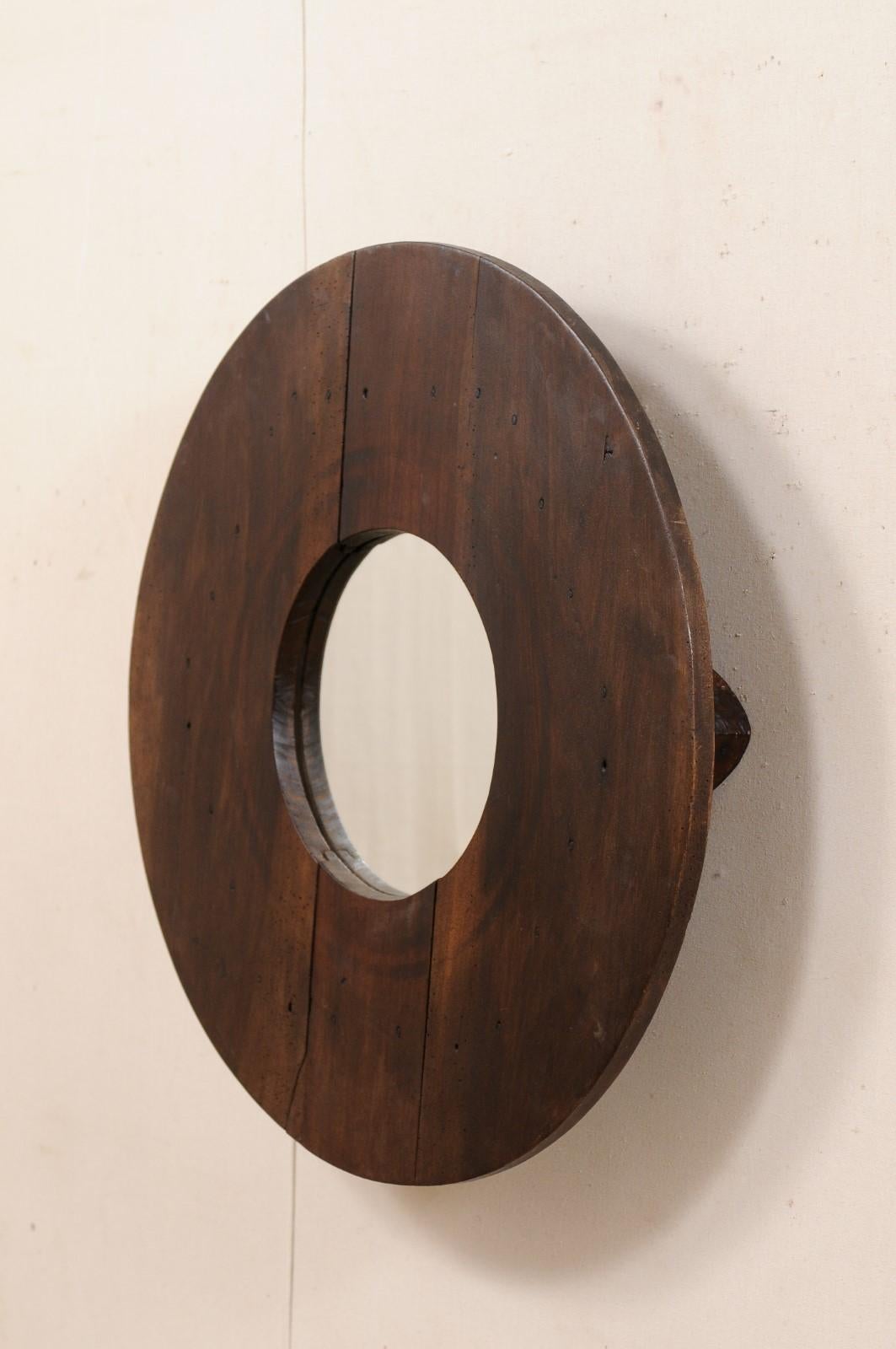 20ième siècle Miroir circulaire unique de forme circulaire avec superbe profil latéral et projection du mur en vente