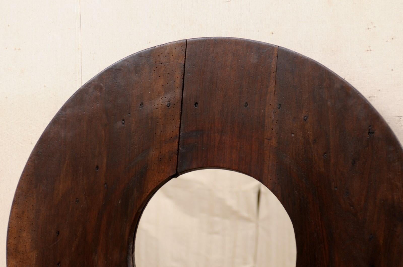 Miroir circulaire unique de forme circulaire avec superbe profil latéral et projection du mur en vente 3