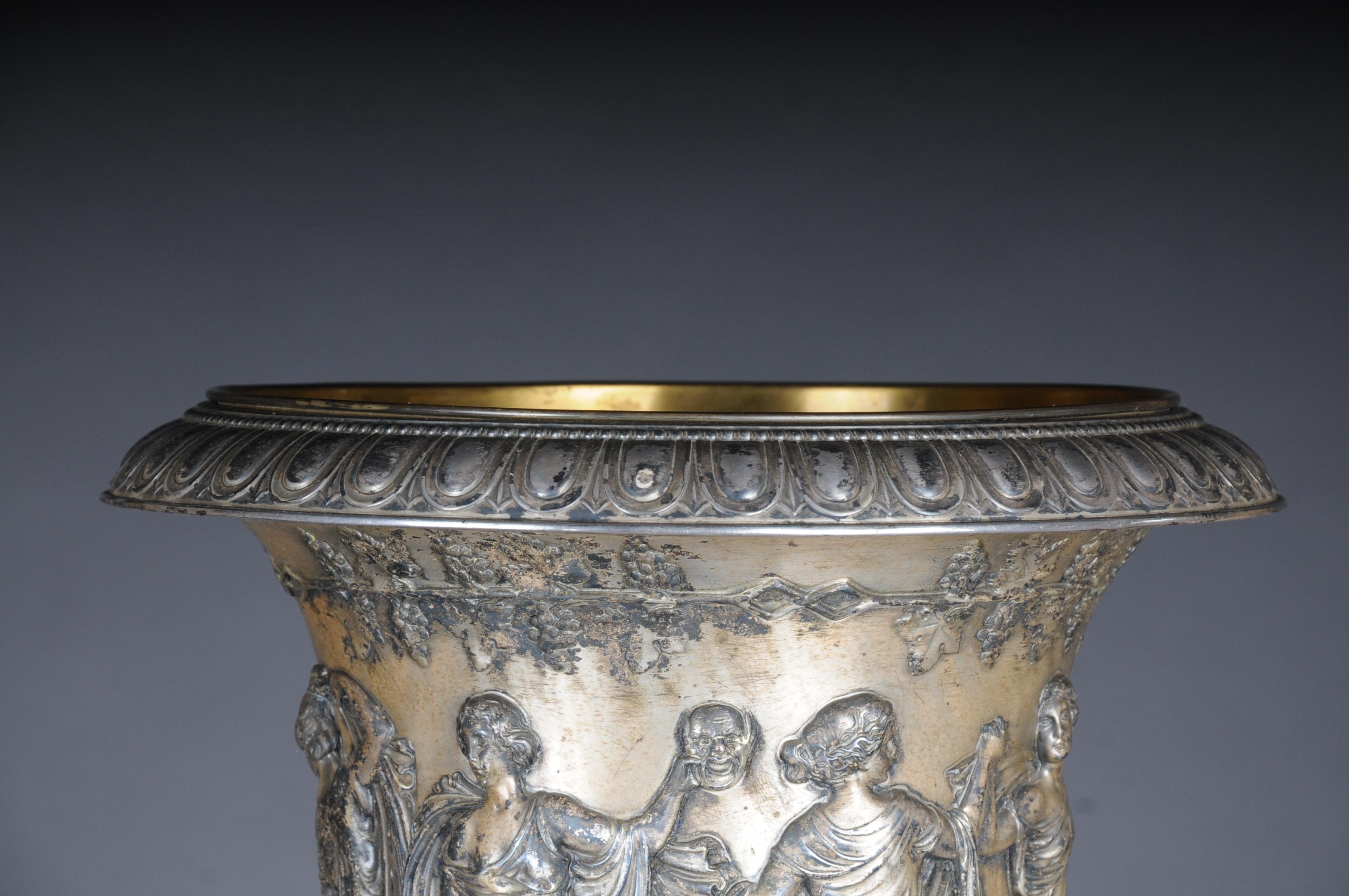 Unique Classicist amphoras / crater vase WMF silver, circa 1900
Extremely high quality processed amphora or crater vase. Probably WMF circa 1900.
Finely chased cast, silvered and gilded from inside.
Panoramic Greek / Roman scenery as a relief