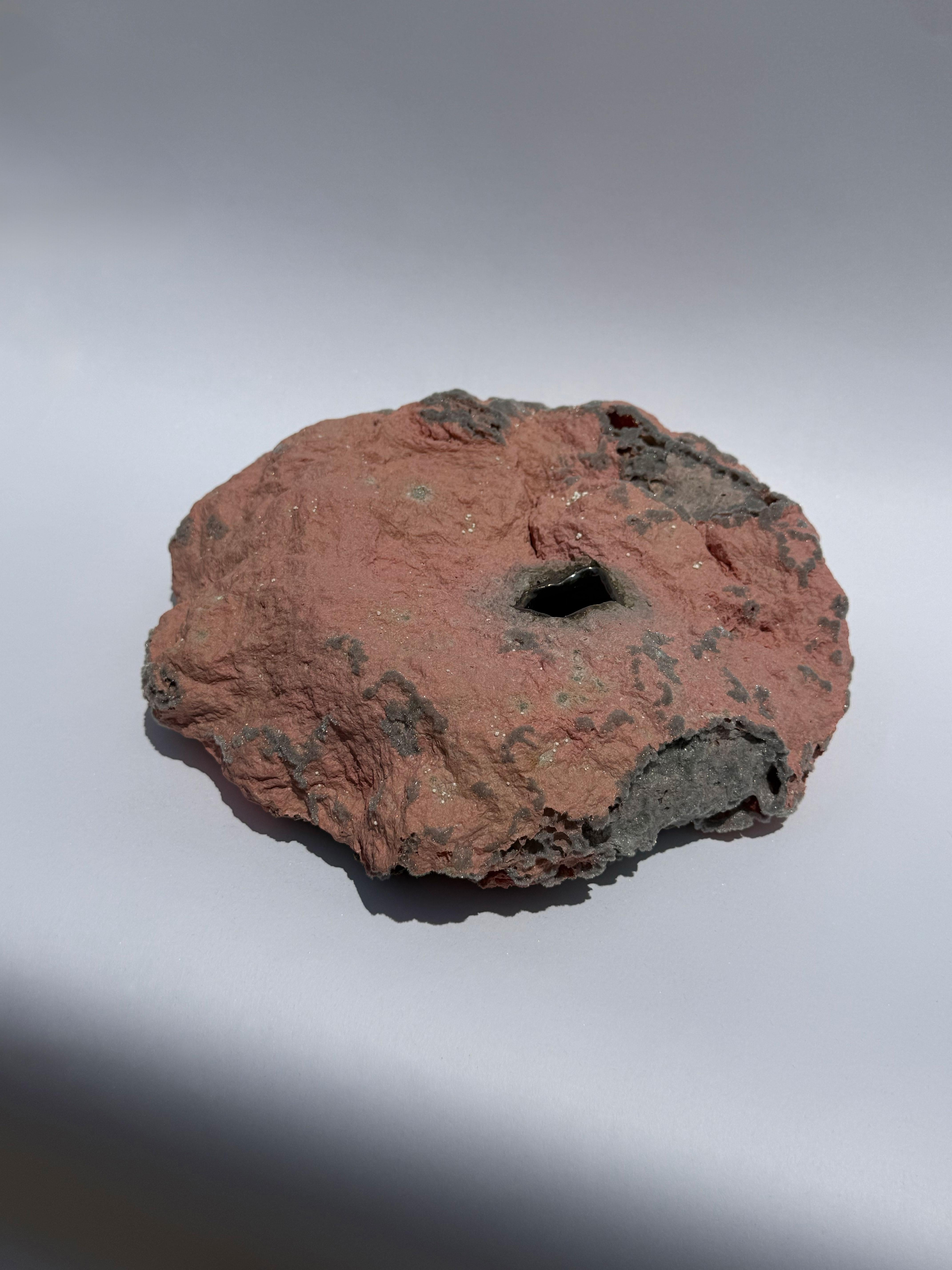 Bol en terre cuite émaillée de Justyna Bugajczyk
Dimensions : D 29 x L 28 x H 7 cm.
MATERIAL : Argile, glaçure, fibre de soie.

Fabriqué et expédié des États-Unis.

Justyna Bugajczyk est une artiste basée à Los Angeles. Né en Pologne. Elle a obtenu