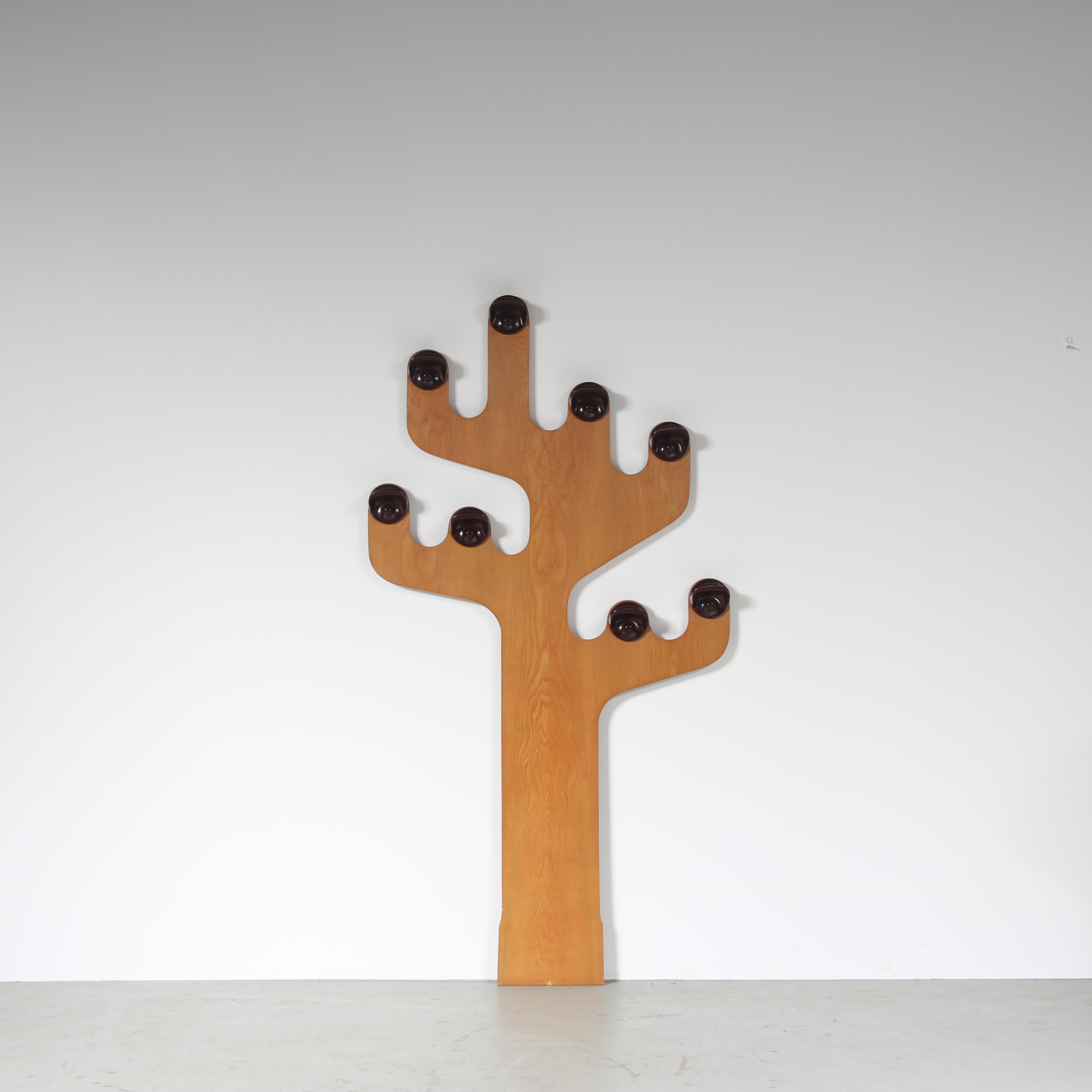 A pop-art style coat rack designed by Olaf Von Bohr, manufactured by Kartell in Italy around 1970.

A very unique and distinctive piece! Made of brown wood with a lovely natural nerve, designed in the shape of a tree. It holds several dark brown